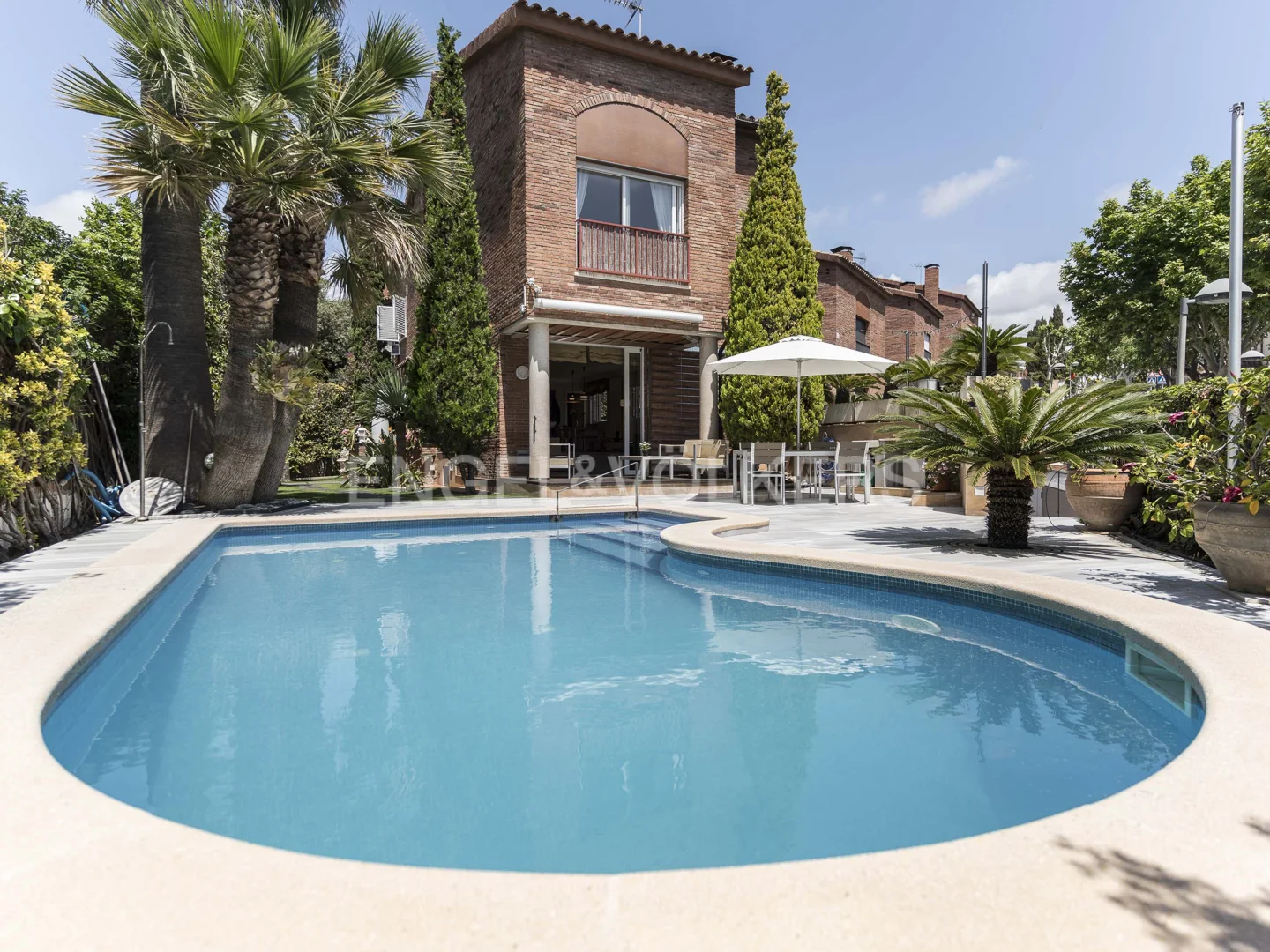 Downtown house in Masnou with garden and swimming pool
