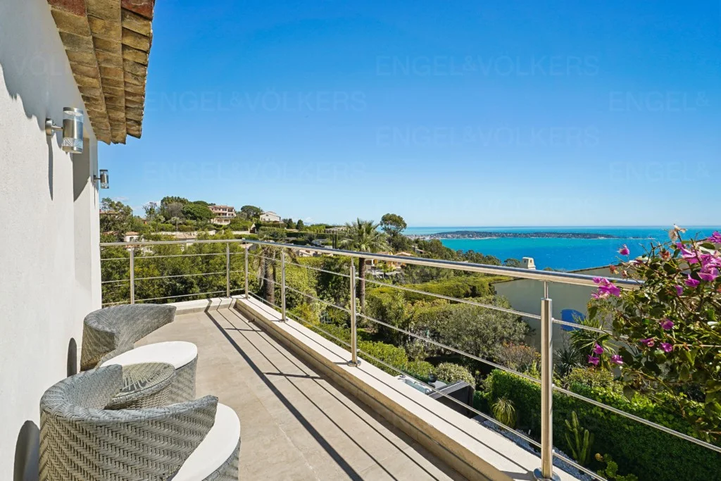 Villa moderne avec piscine, vue mer et Cap d'Antibes