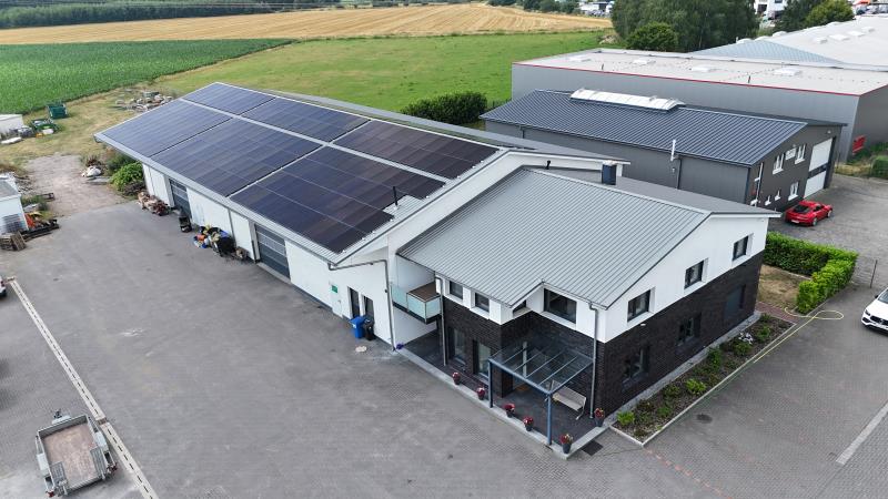 Neuwertige Gewerbehalle mit Büro und Außenlagerfläche in Verden