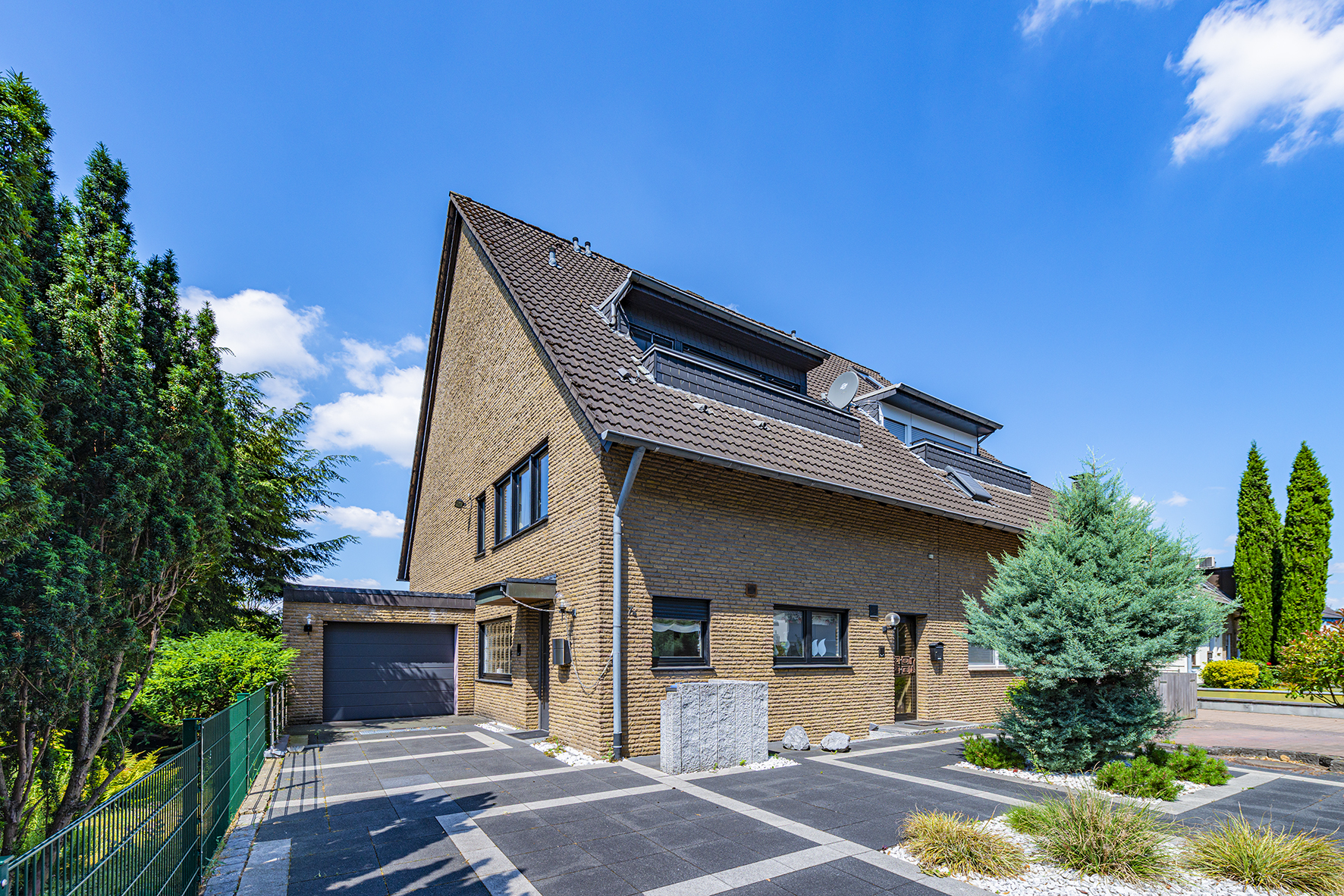 Familienidylle im Herzen von Langenfeld – Stilvolles Einfamilienhaus mit Maisonette-Einliegerwohnung und sonnigem Garten