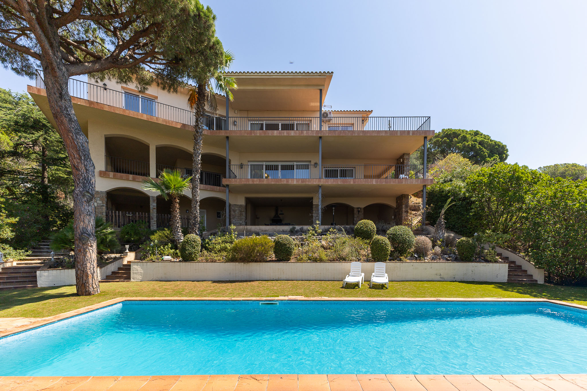 Large house with sea views and a 2,500 m² plot in Cabrils