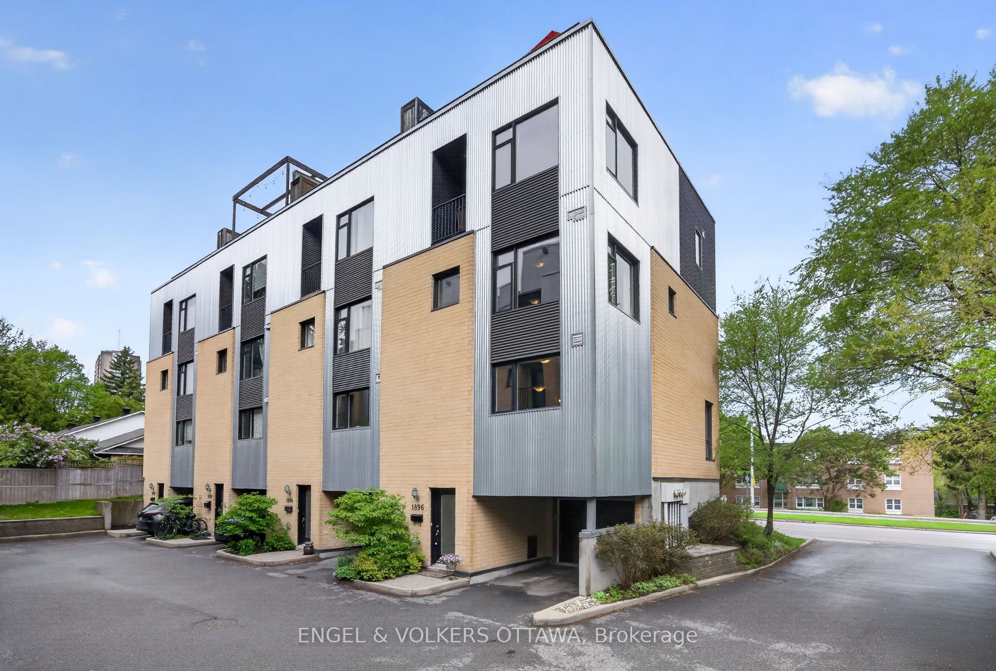 Executive End-Unit Townhome with an Elevator in Glabar Park