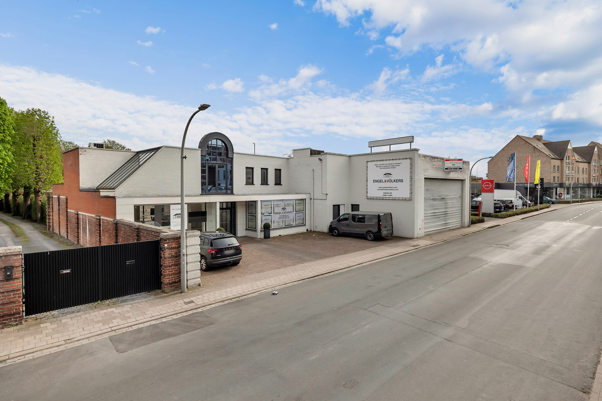 Multifunctional income property in a prime location!