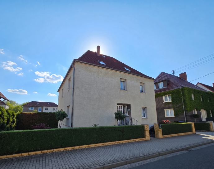 Großzügiges Wohnhaus mit zwei Wohnebenen, Doppelgarage und Ausbaureserve