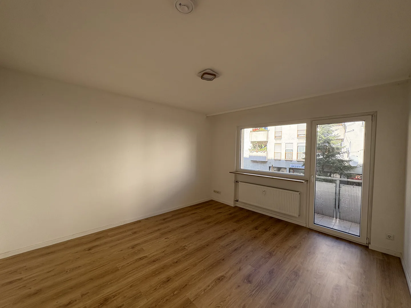 Bezugsfrei ab 01.11.: Helle 2-Zimmer-Wohnung mit Balkon! - Photo 1