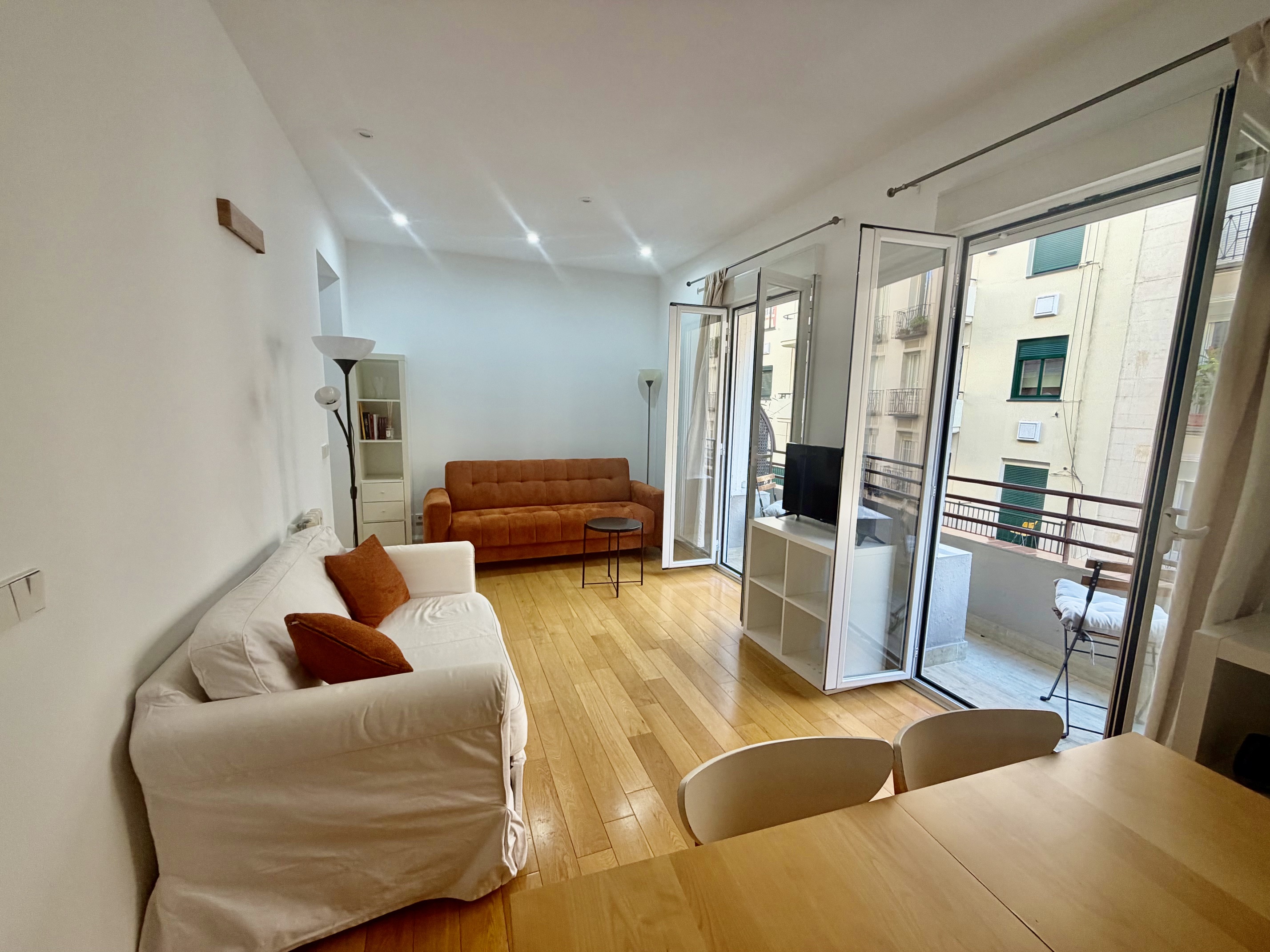 Bright furnished luxury apartment for rent in Argüelles