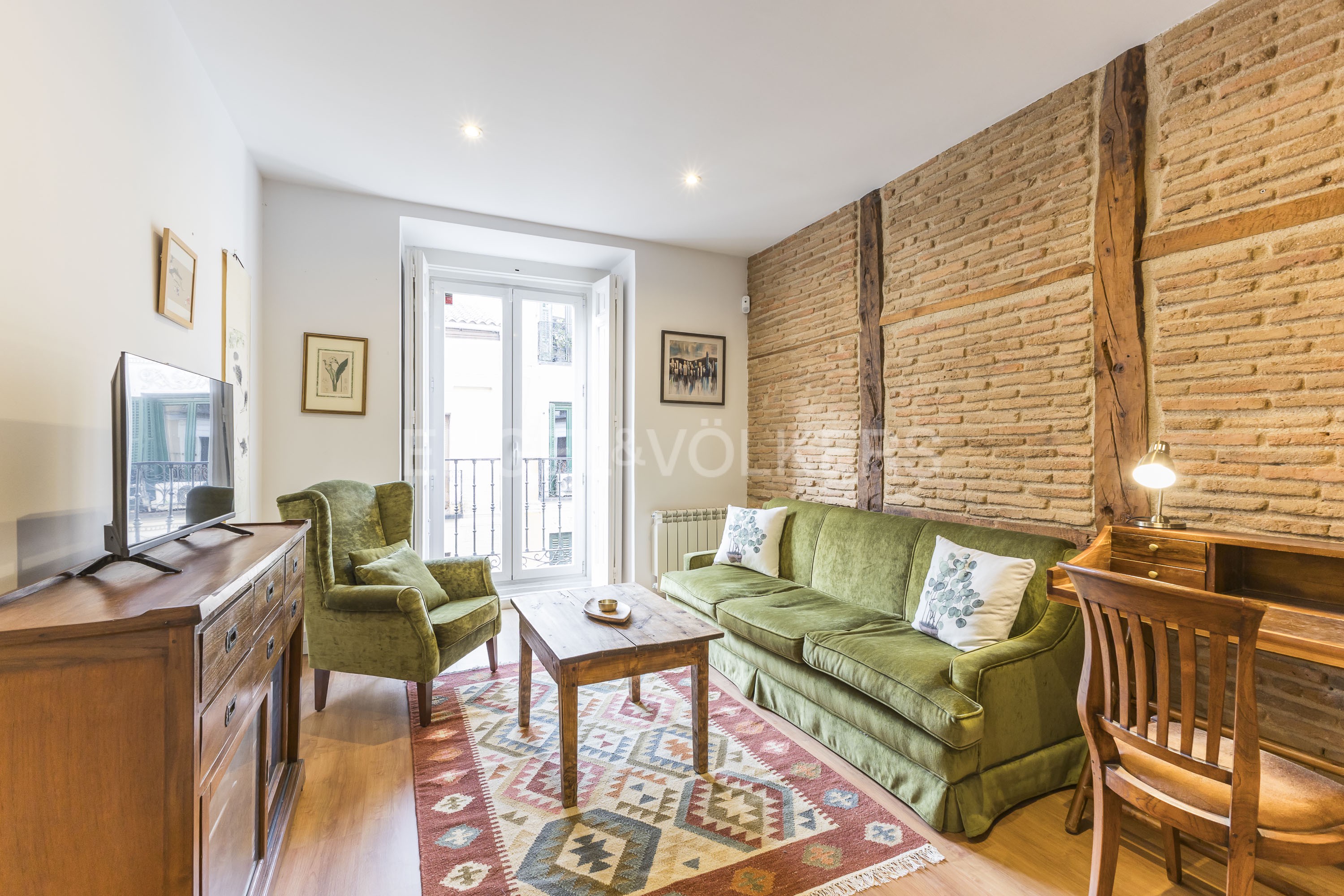 Charming two-bedroom apartment with balcony in Malasaña