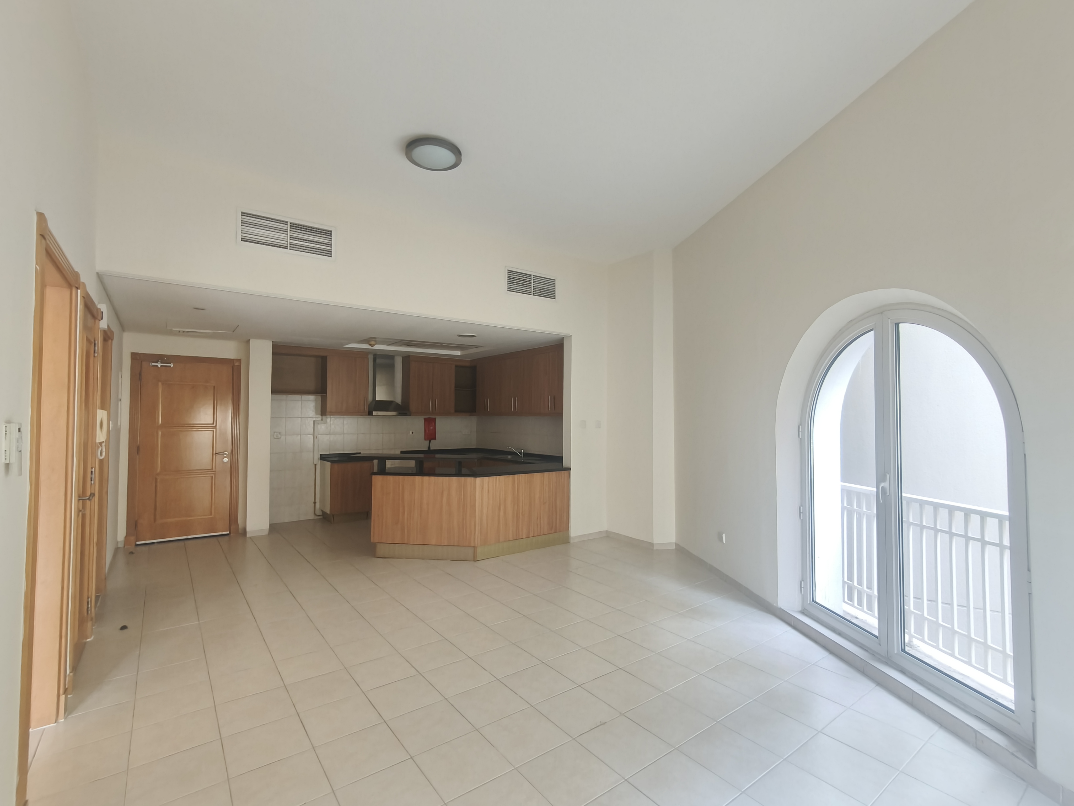 Spacious 1BR | Vacant | Close to Metro