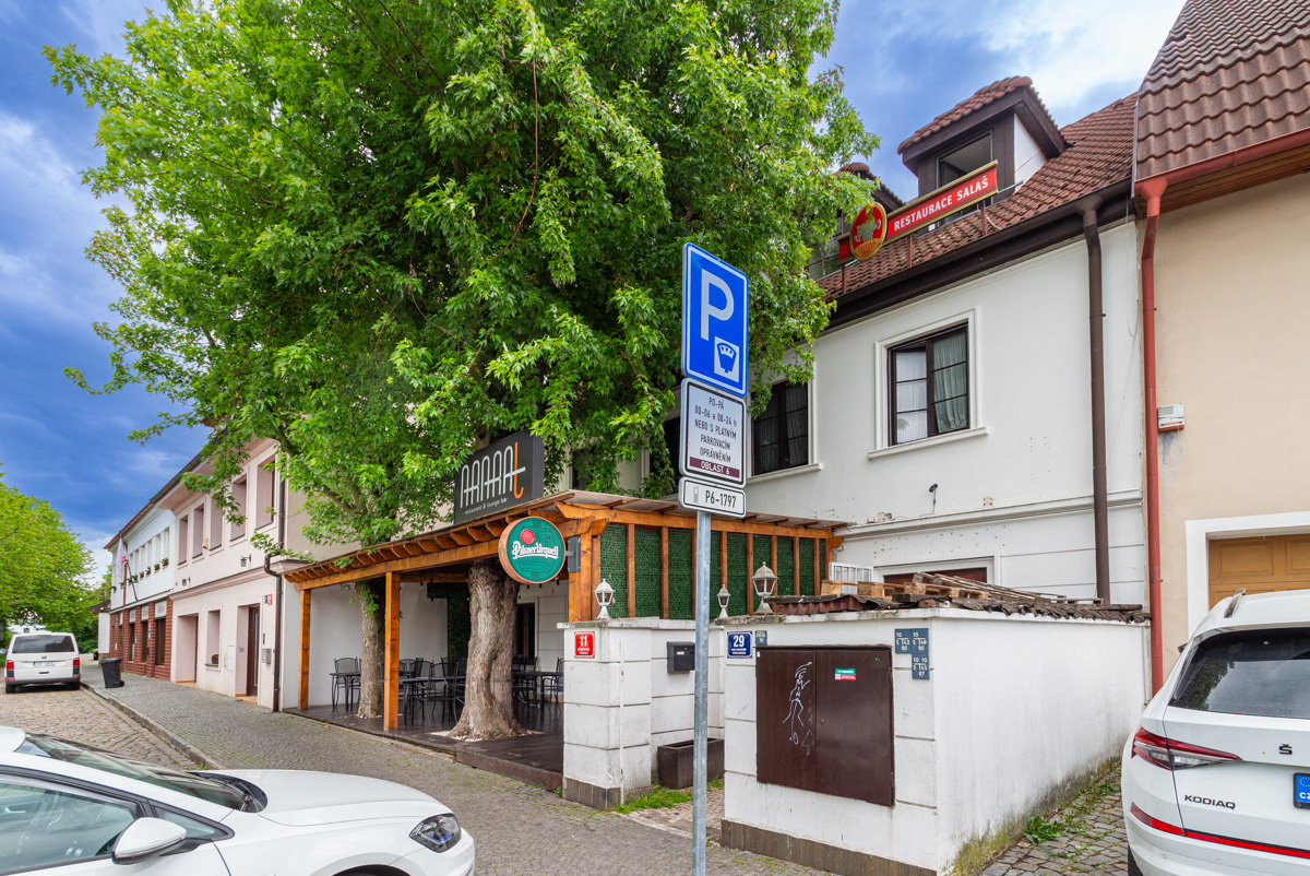 Restaurant and accommodation rental