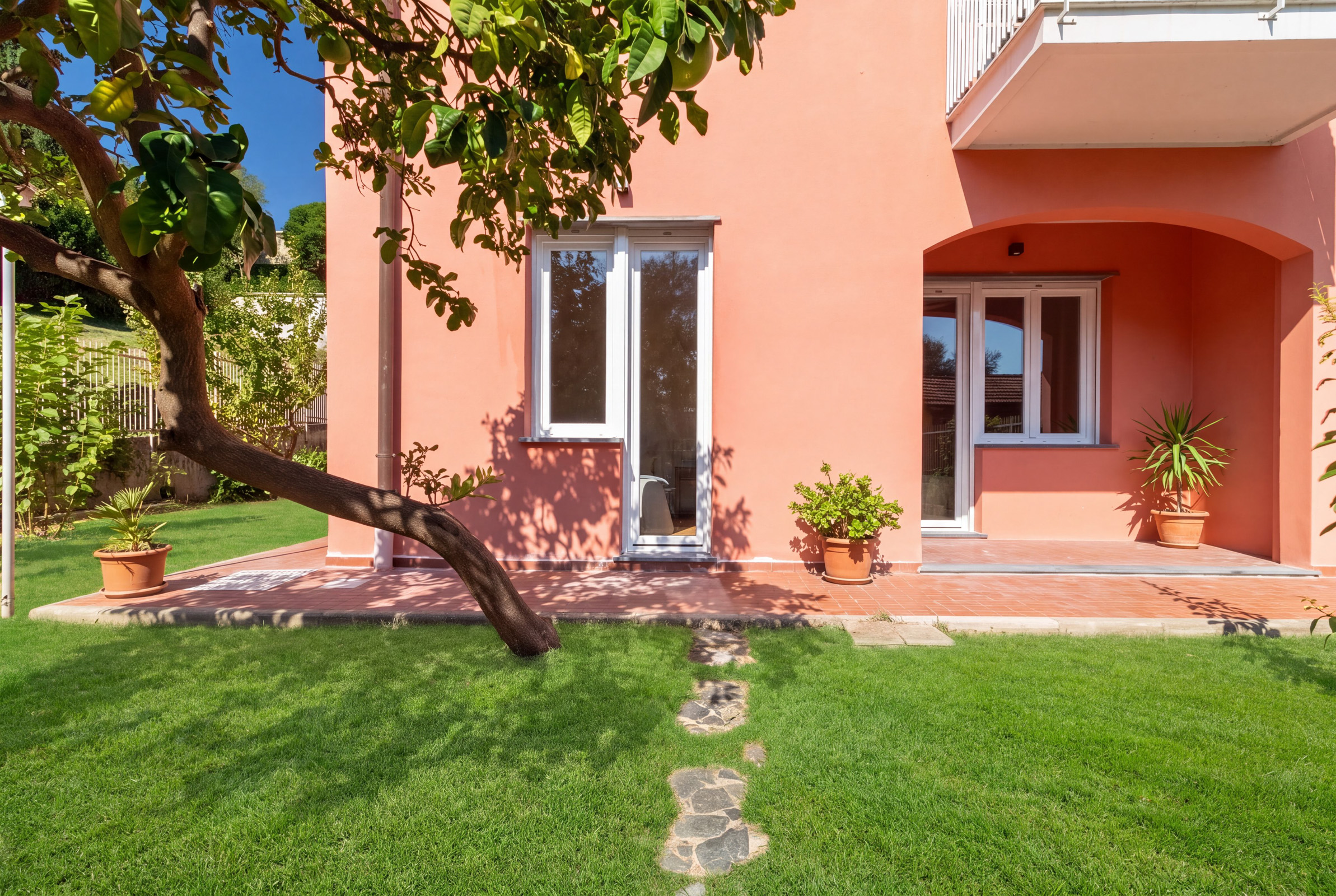 Apartment with private garden, spacious garage and swimming pool