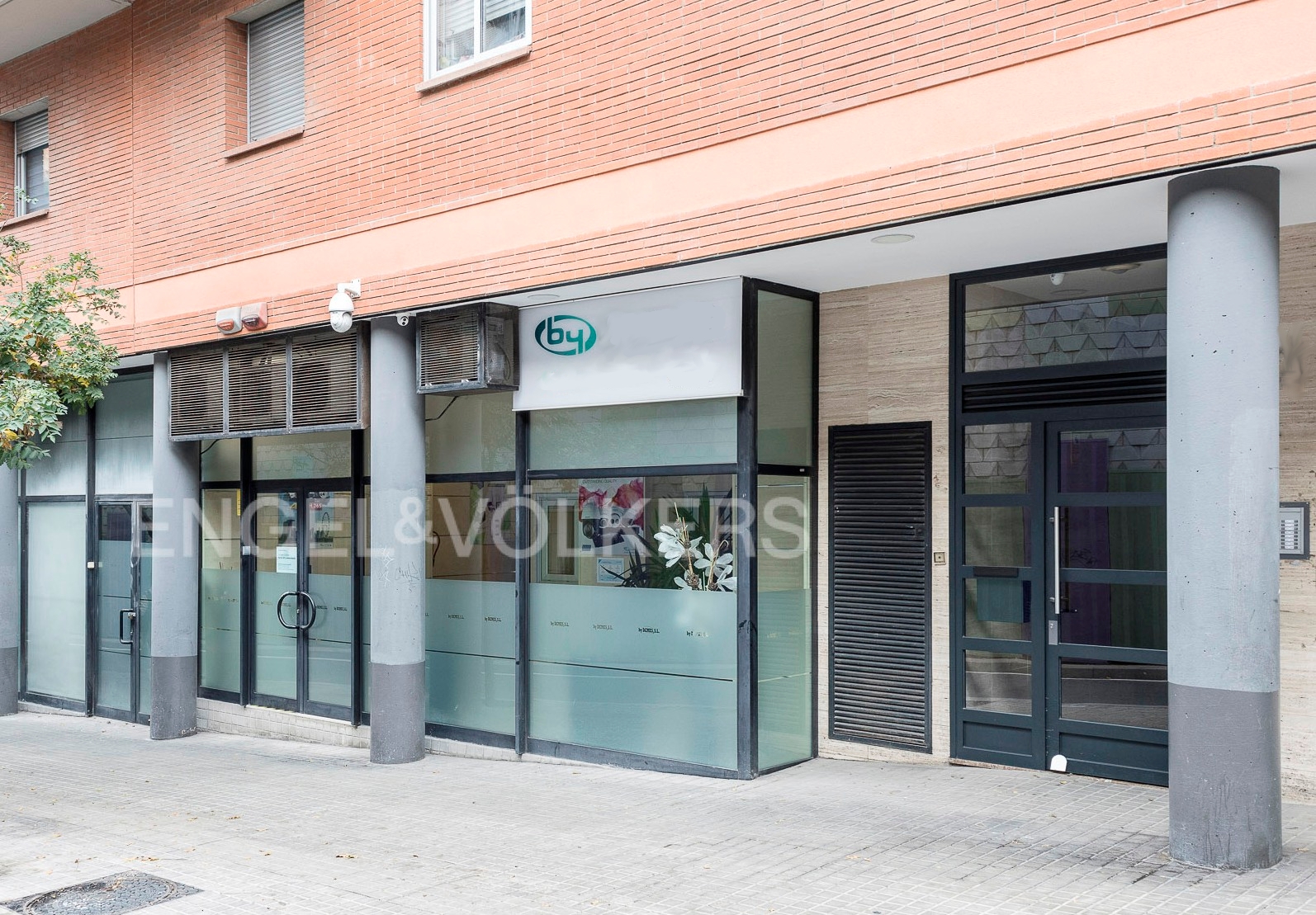 Inmueble con techos altos, situado muy cerca de Plaza Espanya