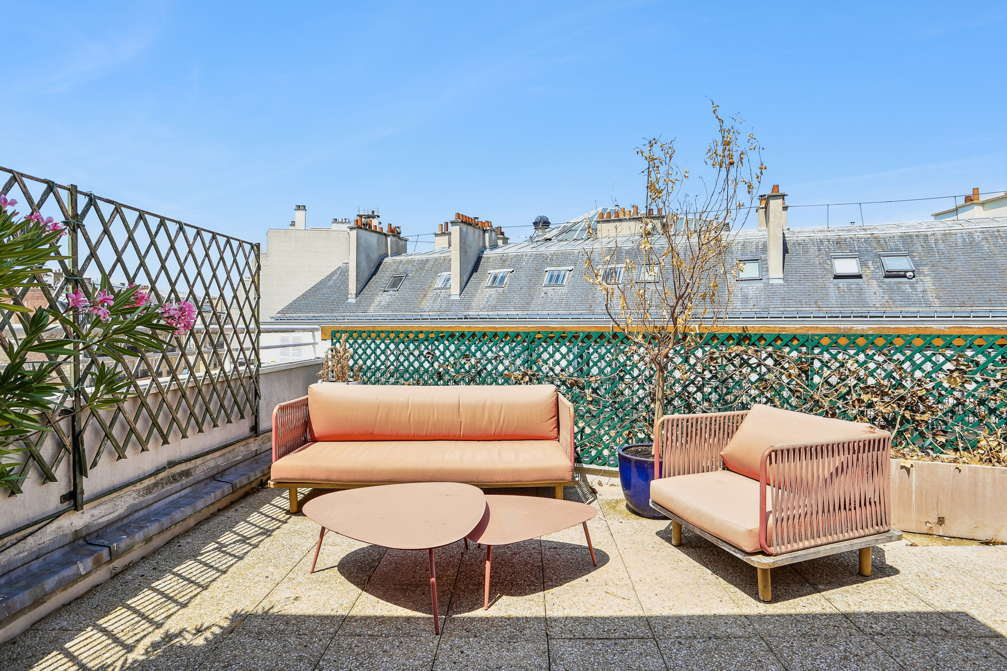Paris 16th - 16th District City Hall - Top-floor 64 m² apartment with 24 m² terrace