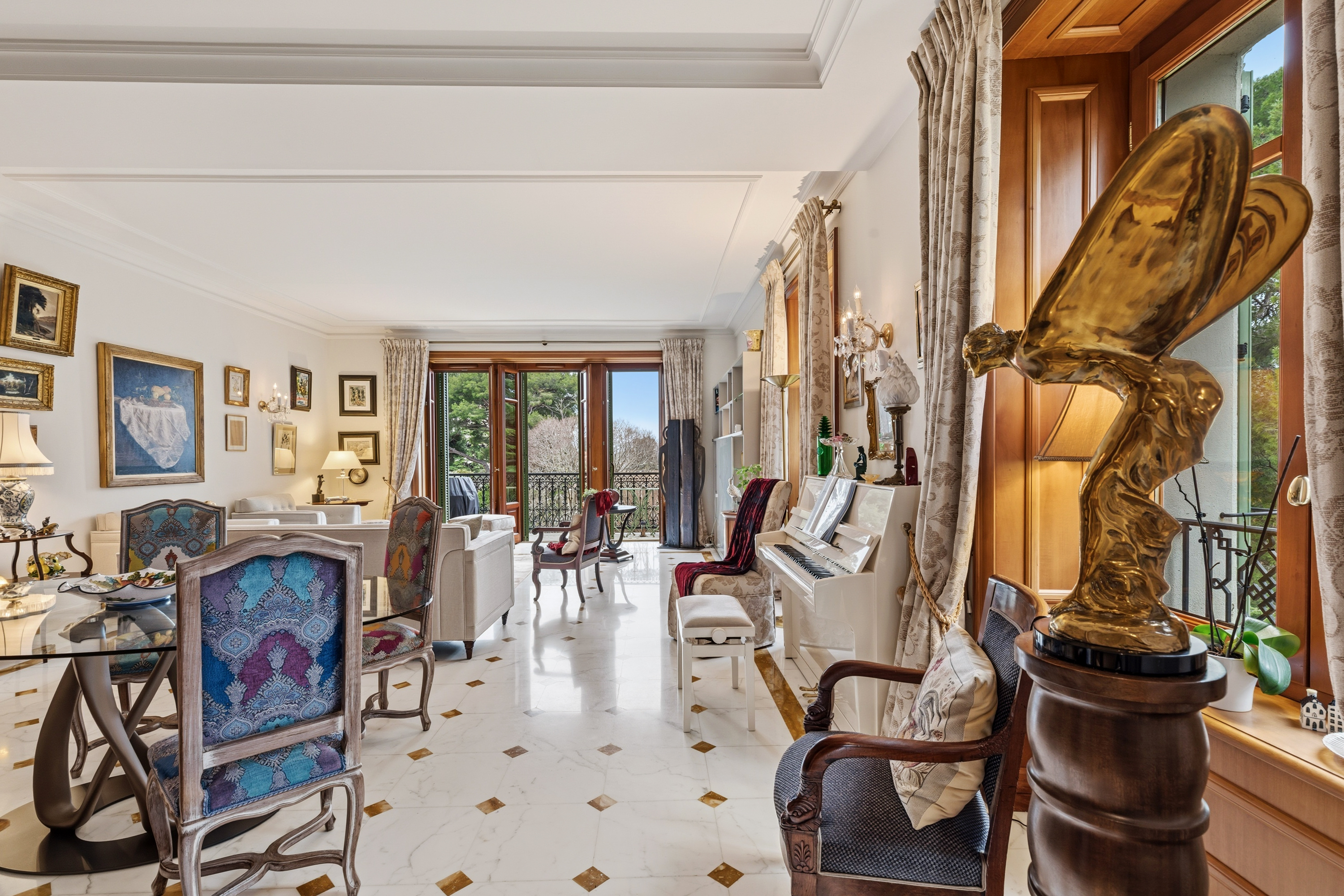 Außergewöhnliche Wohnung in historischem Anwesen mit Meerblick