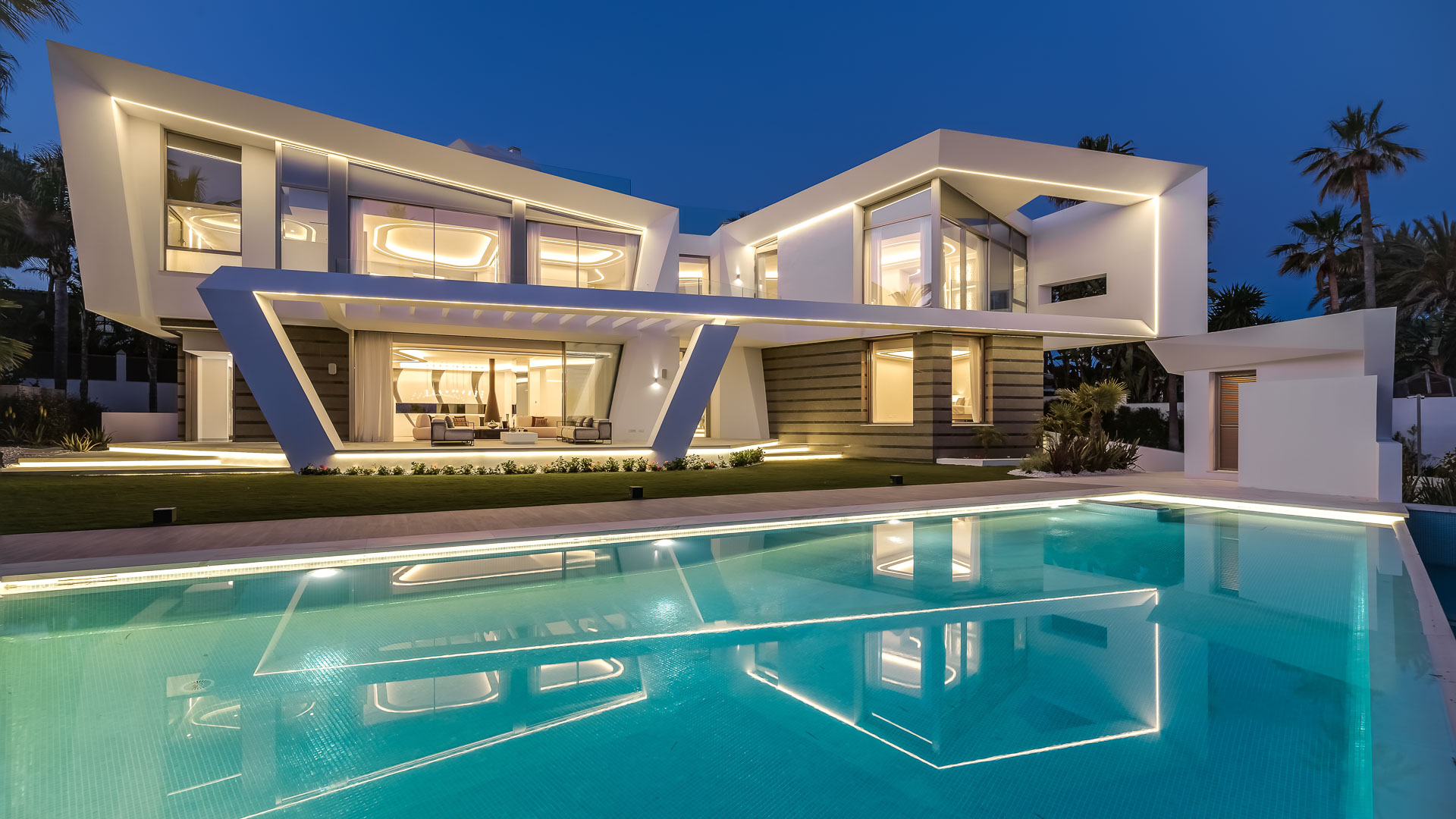 Frontline Beach State-of-the-Art Masterpiece