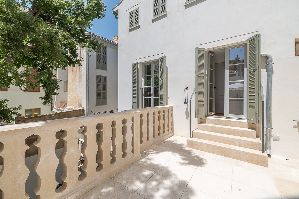 Apartment in a renovated historic townhouse with terrace and garden view