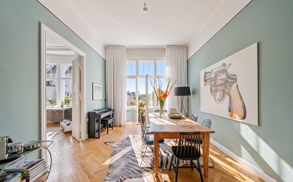 Kudamm-Seitenstraße: Traumhafter Altbau mit Originaldetails, Balkon & Südwest-Ausrichtung