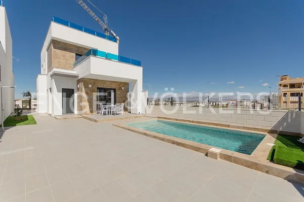 Villa de obra nueva con piscina en Vistabella Golf