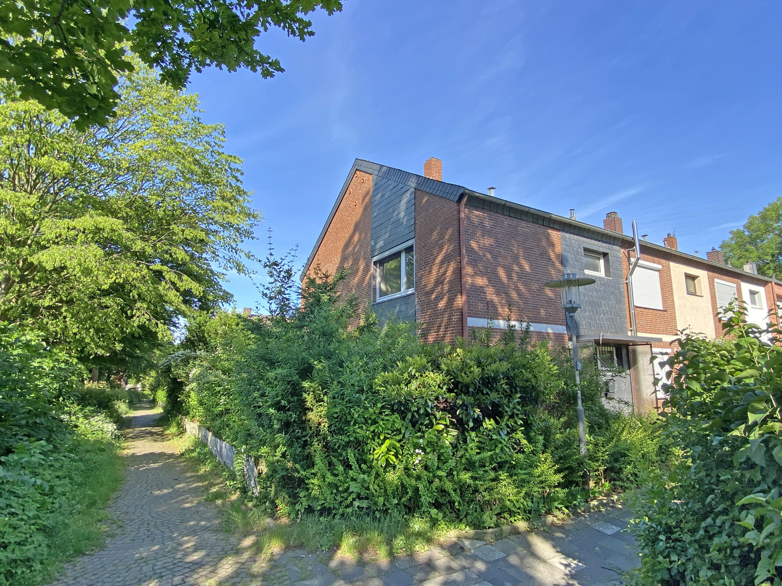 Marienburger Höhe: Innenstadtnah & herrlich grün:  Reihenendhaus wartet auf frischen Wind !