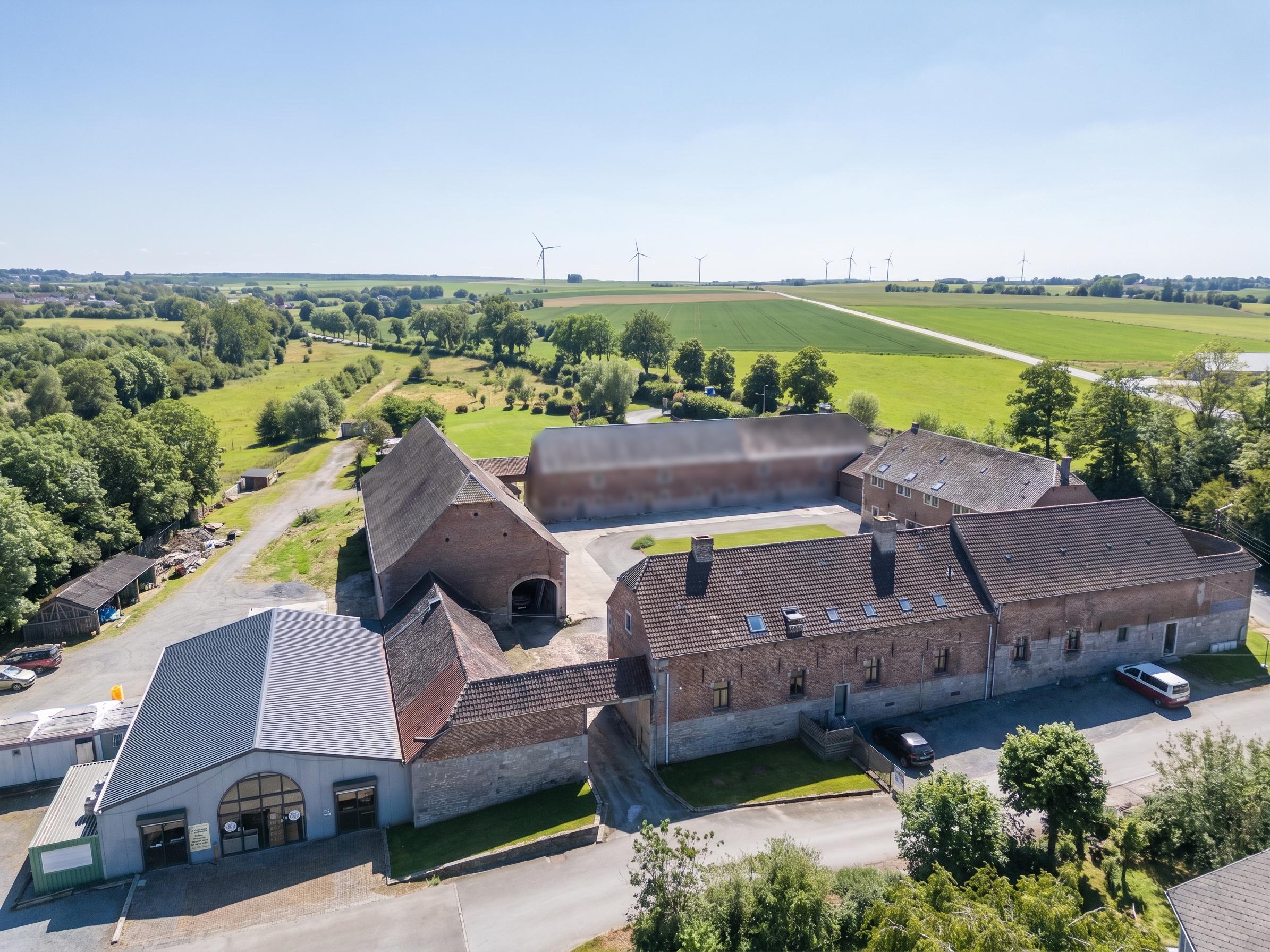 Characterful real estate estate set on 4.5 hectares of land, in the countryside