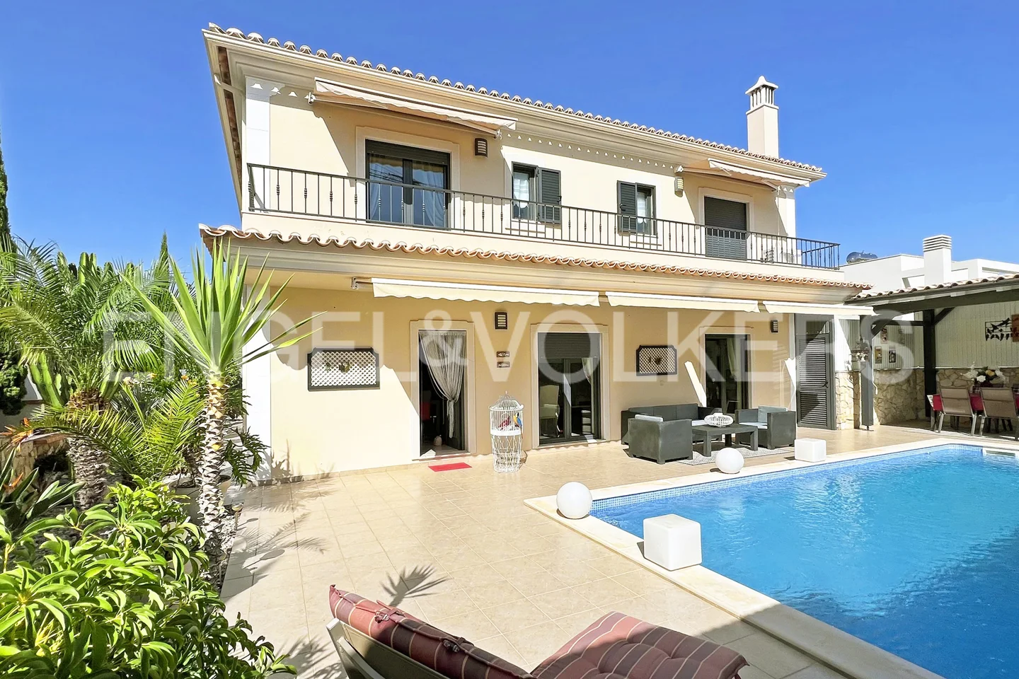 Detached house with 4 bedrooms and pool near Galé