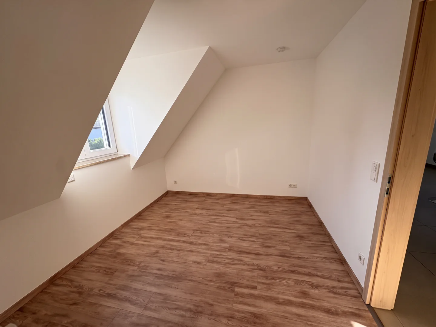 Gepflegte 2-Zimmer-Wohnung mit Einbauküche, Balkon & Stellplatz - Foto 5