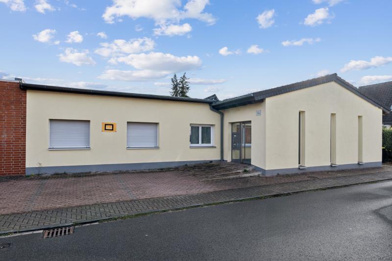 WOHNHAUS MIT 6 AUFGETEILTEN EINHEITEN
