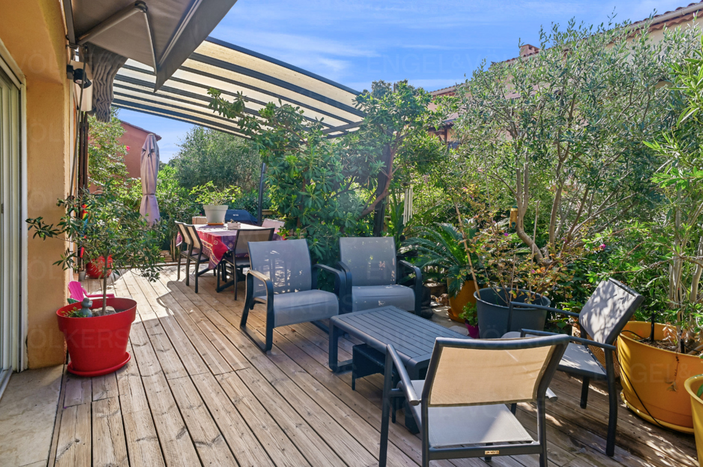 Renovated house with terrace near the beach