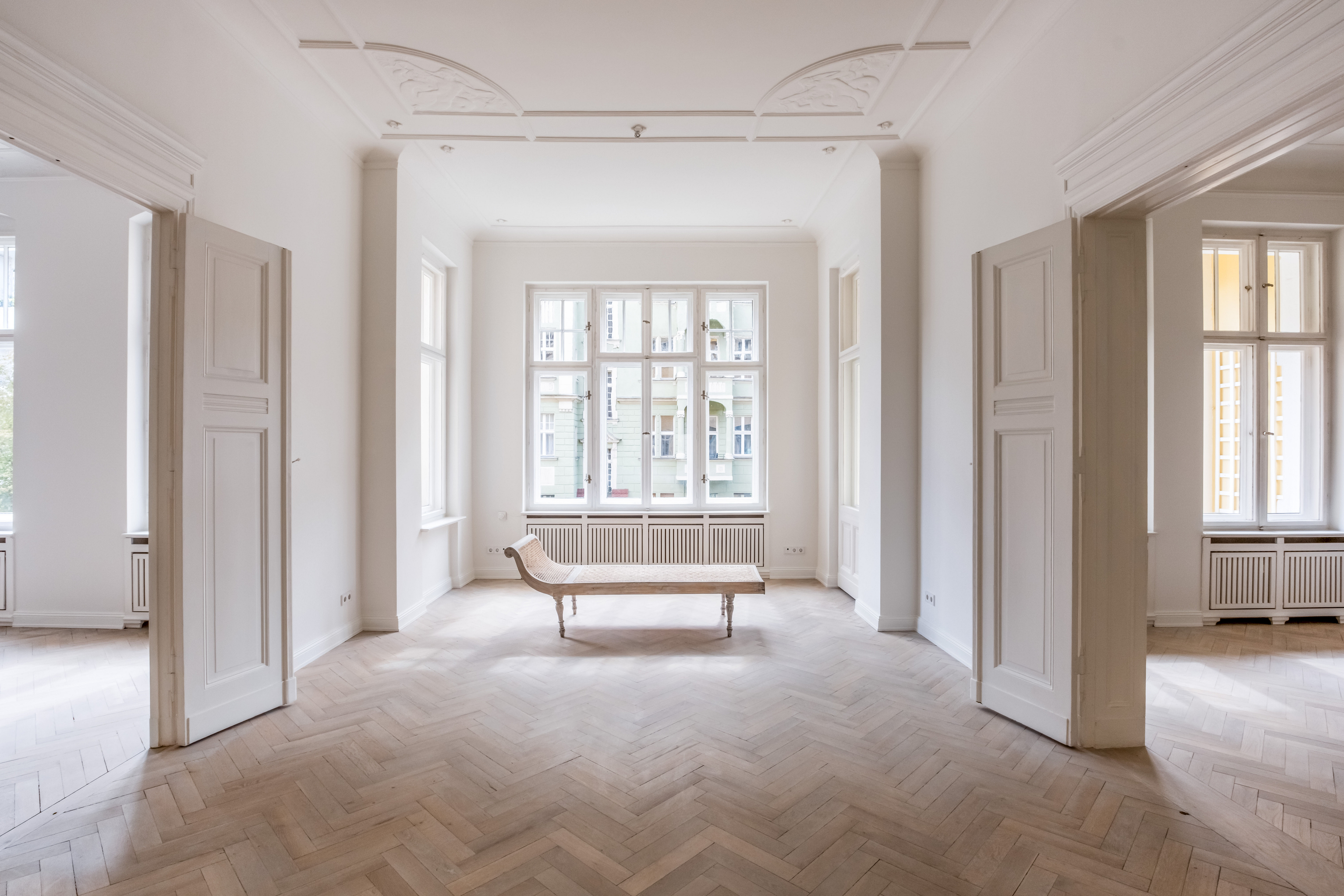 Elegant 6-room period apartment with south-facing loggia in the popular Akazienkiez neighborhood