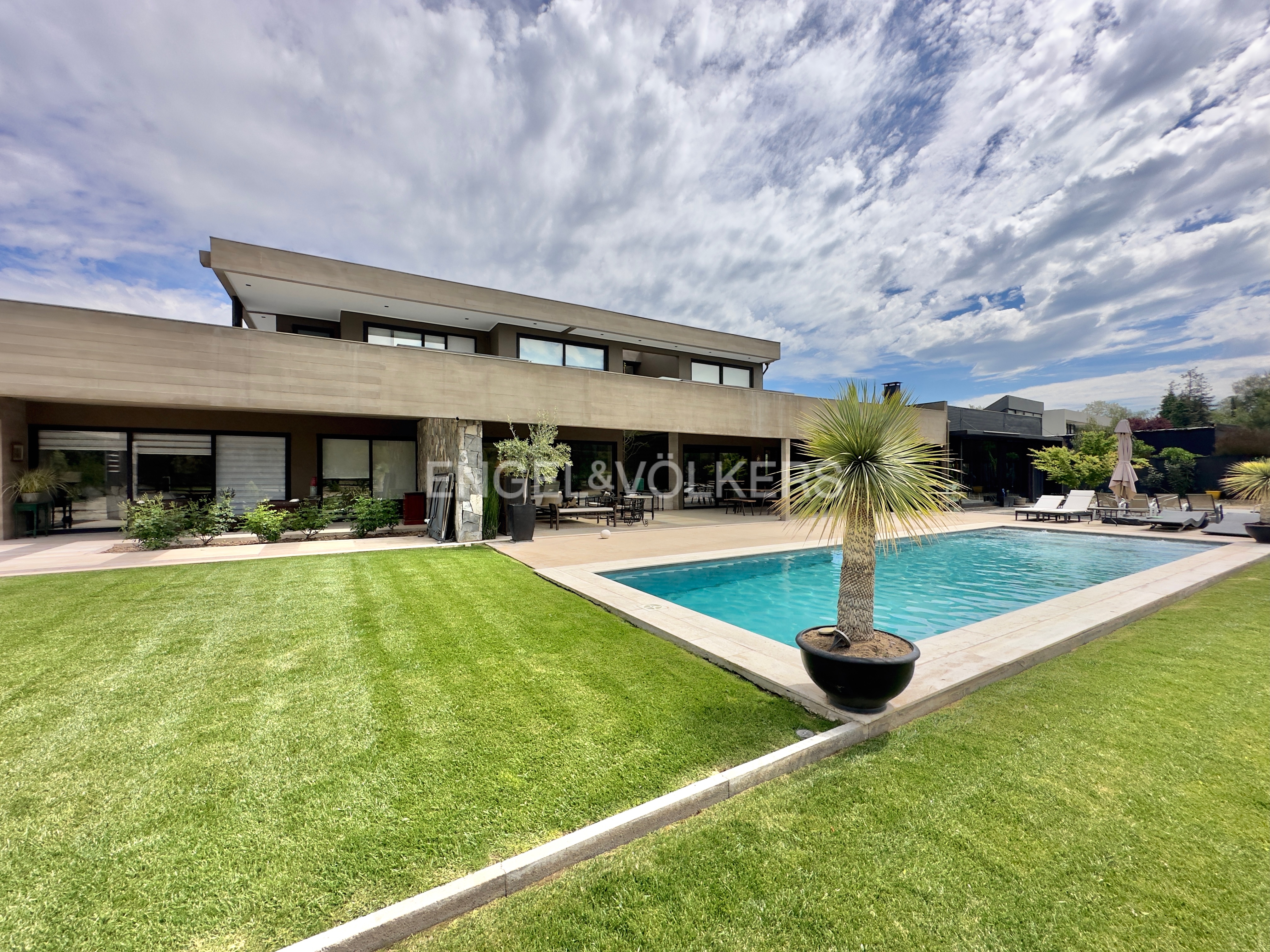 Moderna casa con excelentes terminaciones en Chicureo