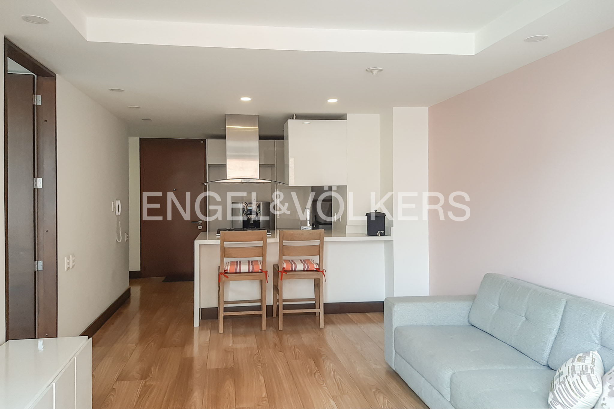 Apartamento amoblado con balcón para arriendo en Santa Barbara