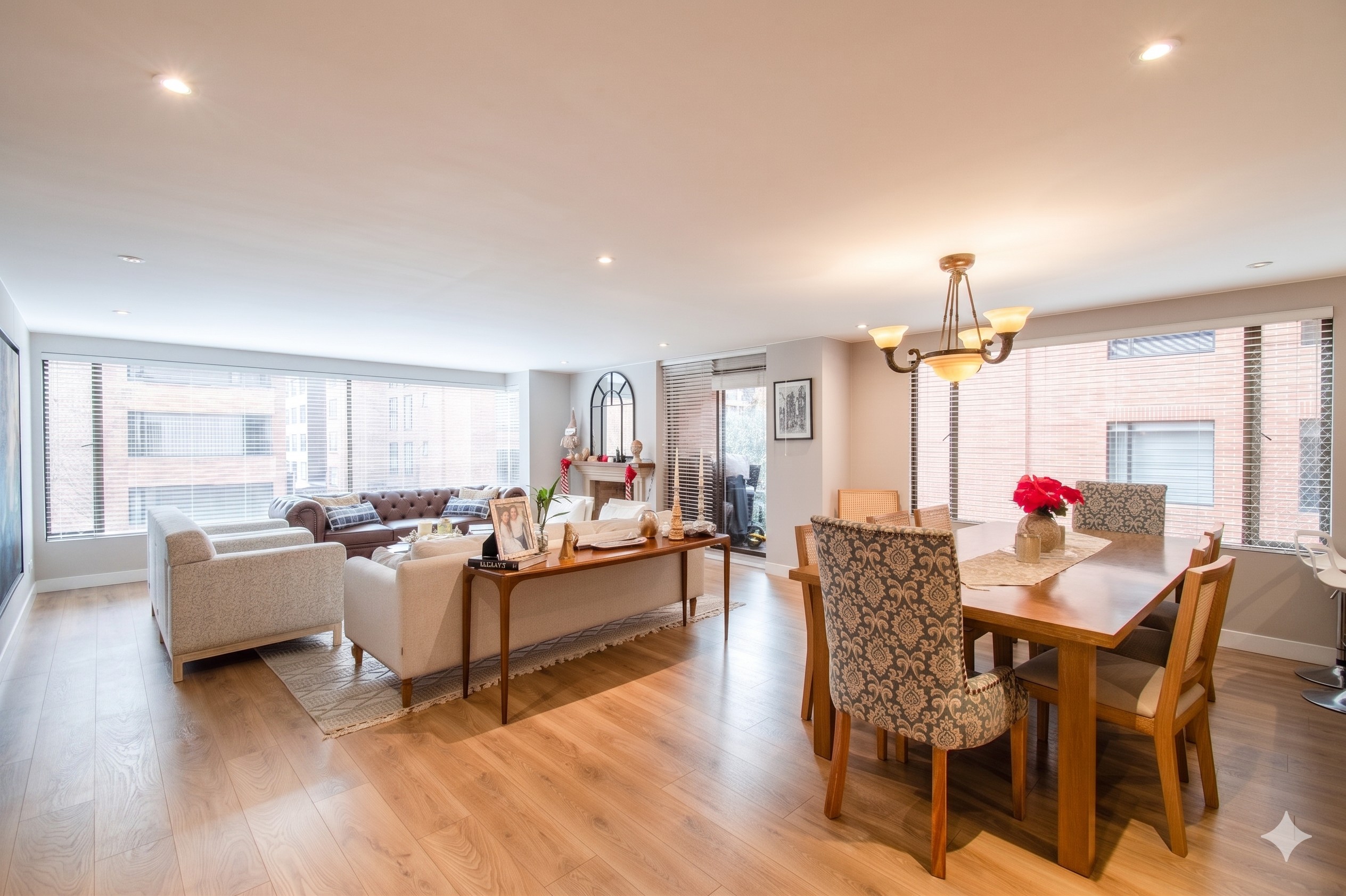 Apartamento remodelado con balcón para venta en Chicó