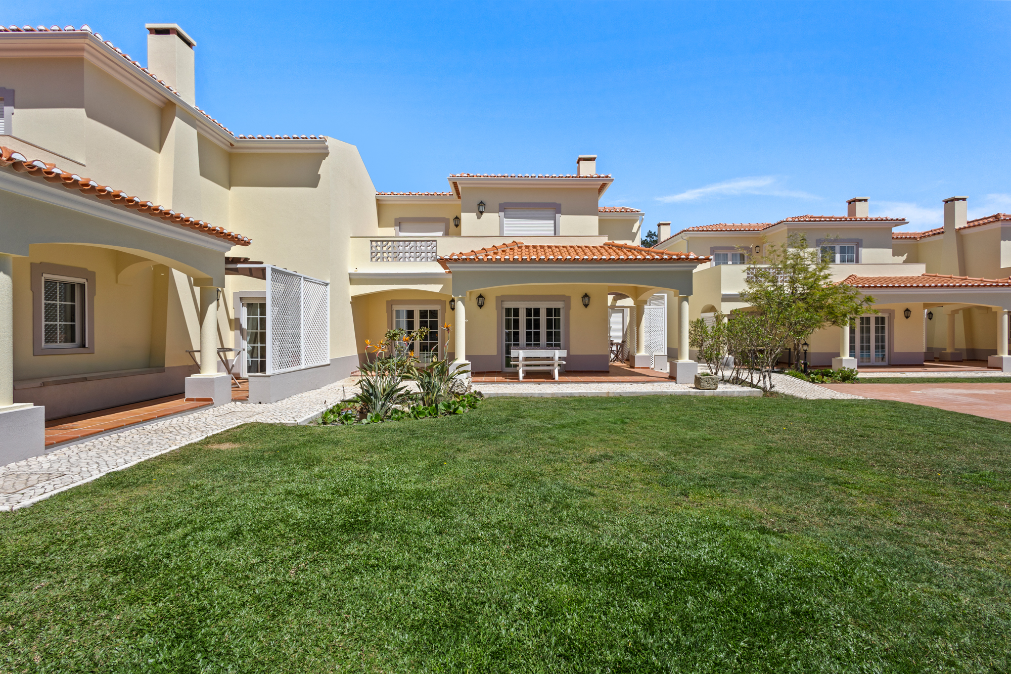 3-Bedroom House for Rent in Praia D'El Rey - Private Condominium with Pool