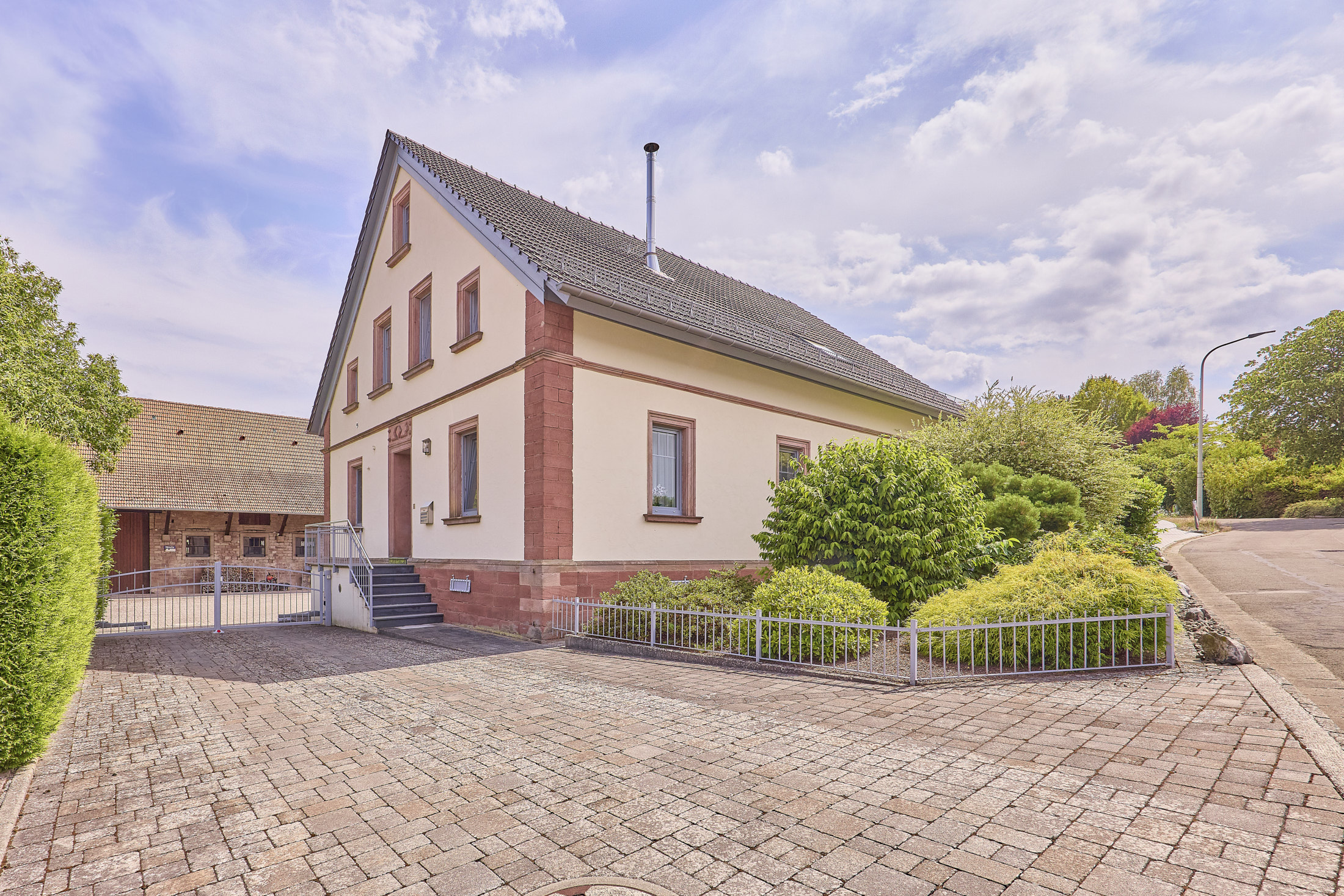 7 Hektar großes Landhausanwesen mit umfangreichen Nebengebäuden und Pferdeboxen