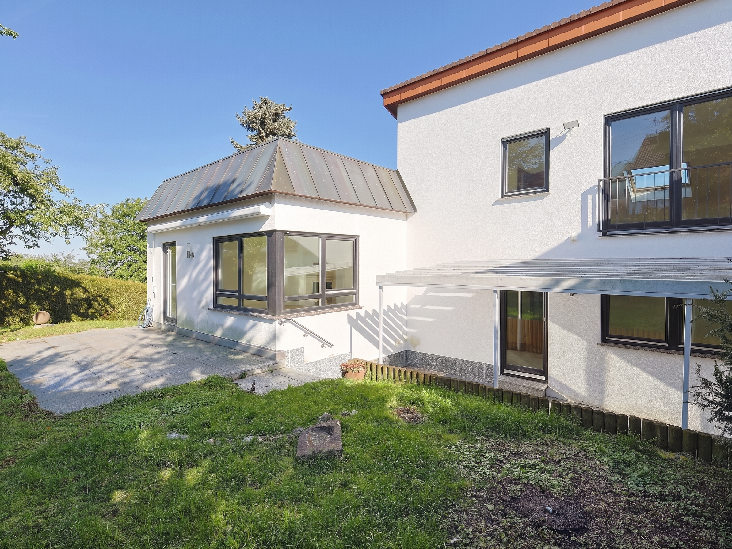 Attraktives Mehrfamilienhaus mit Kamin, Garten und flexiblem Nutzungskonzept