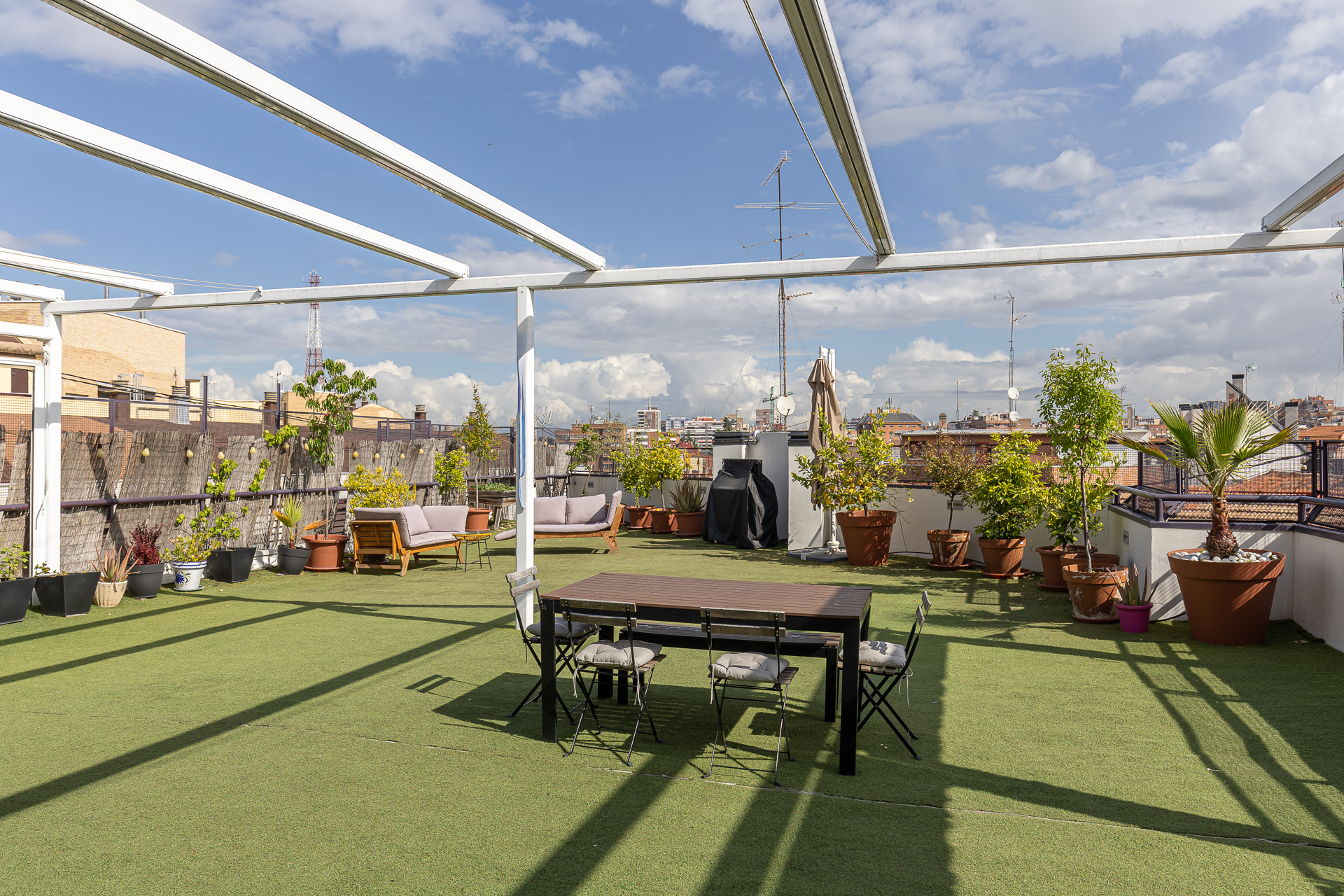 Ático exclusivo: un oasis urbano con gran terraza privada en la Avda. del Dr. Federico Rubio y Galí
