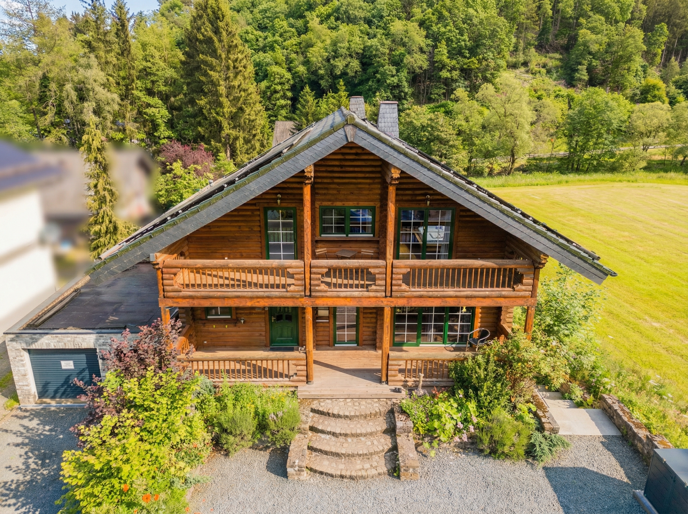 Wellnessoase in ländlicher idylle: Holzblock-Villa mit Einliegerwohnung [KI-modifiziert]