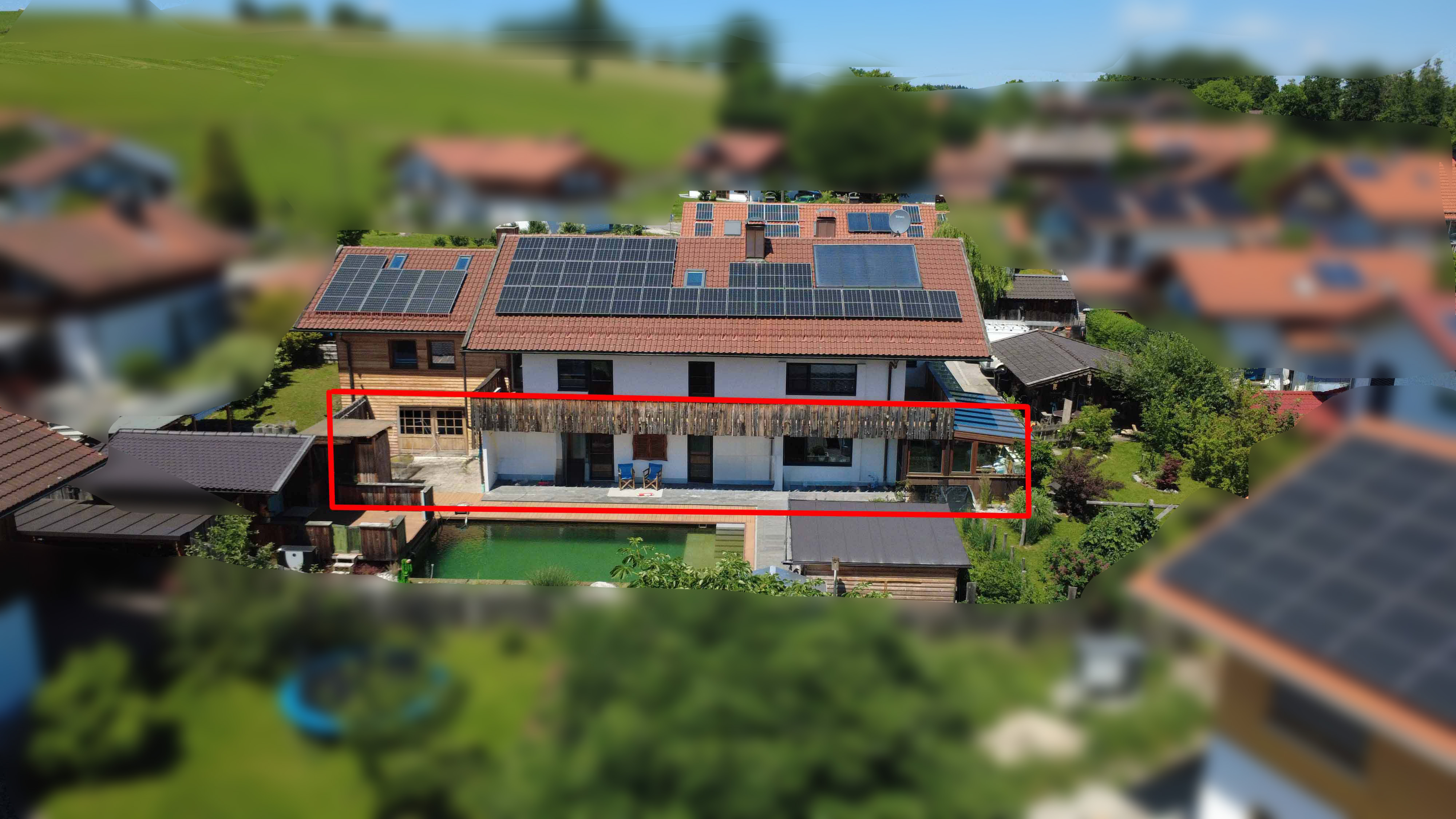 Wohlfühlen wie im eigenen Haus - Sofort verfügbare sonnige 4-Zimmer-Erdgeschosswohnung mit Außenpool, großem Garten und Werkstatt [AI-modified]