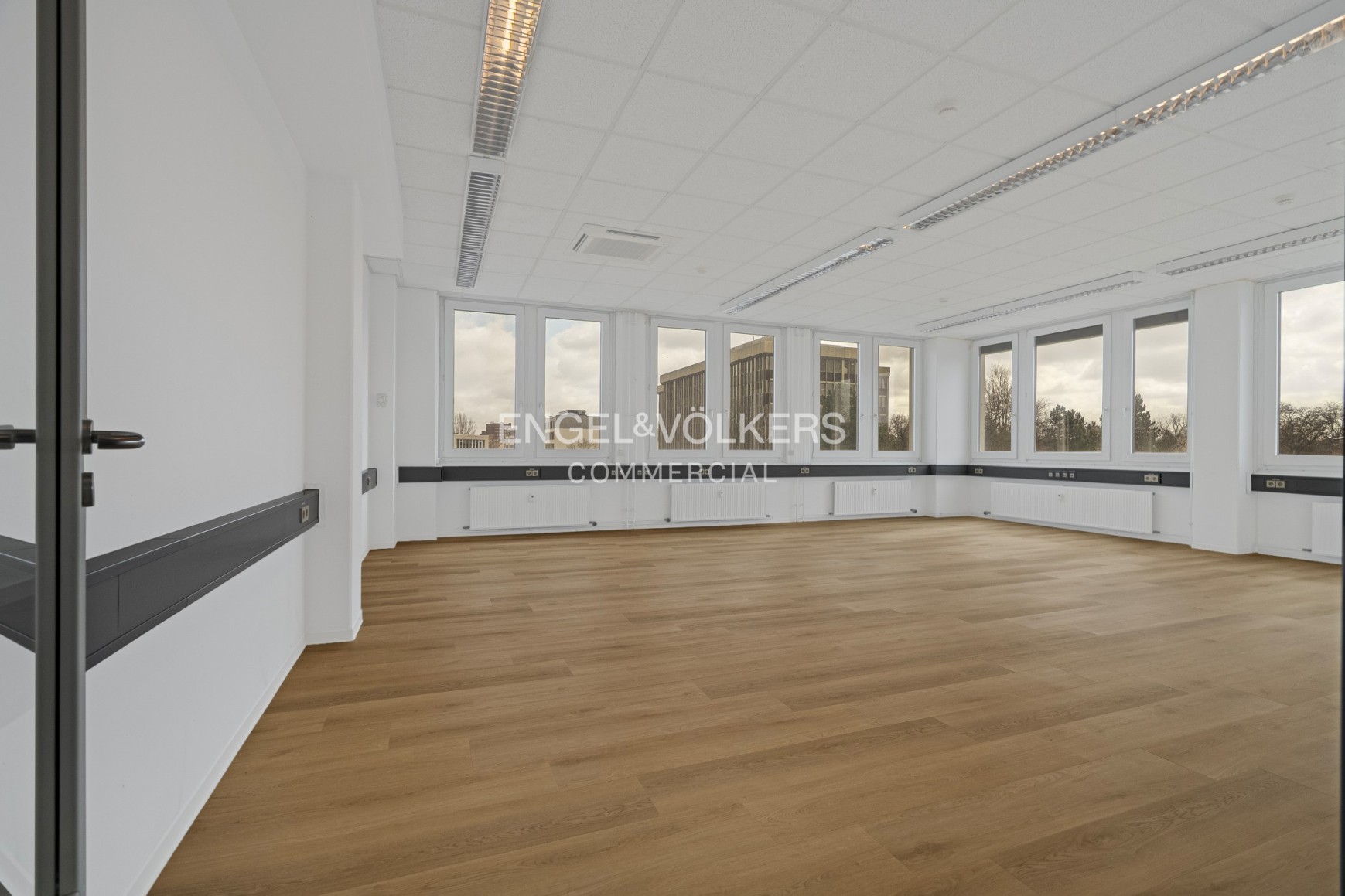 Helles Büro nahe Stadtautobahn