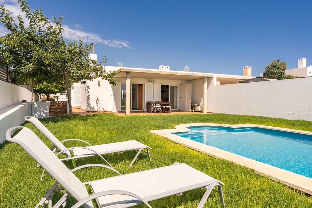 Chalet adosado con piscina en una zona exclusiva de Cala Llonga, Menorca