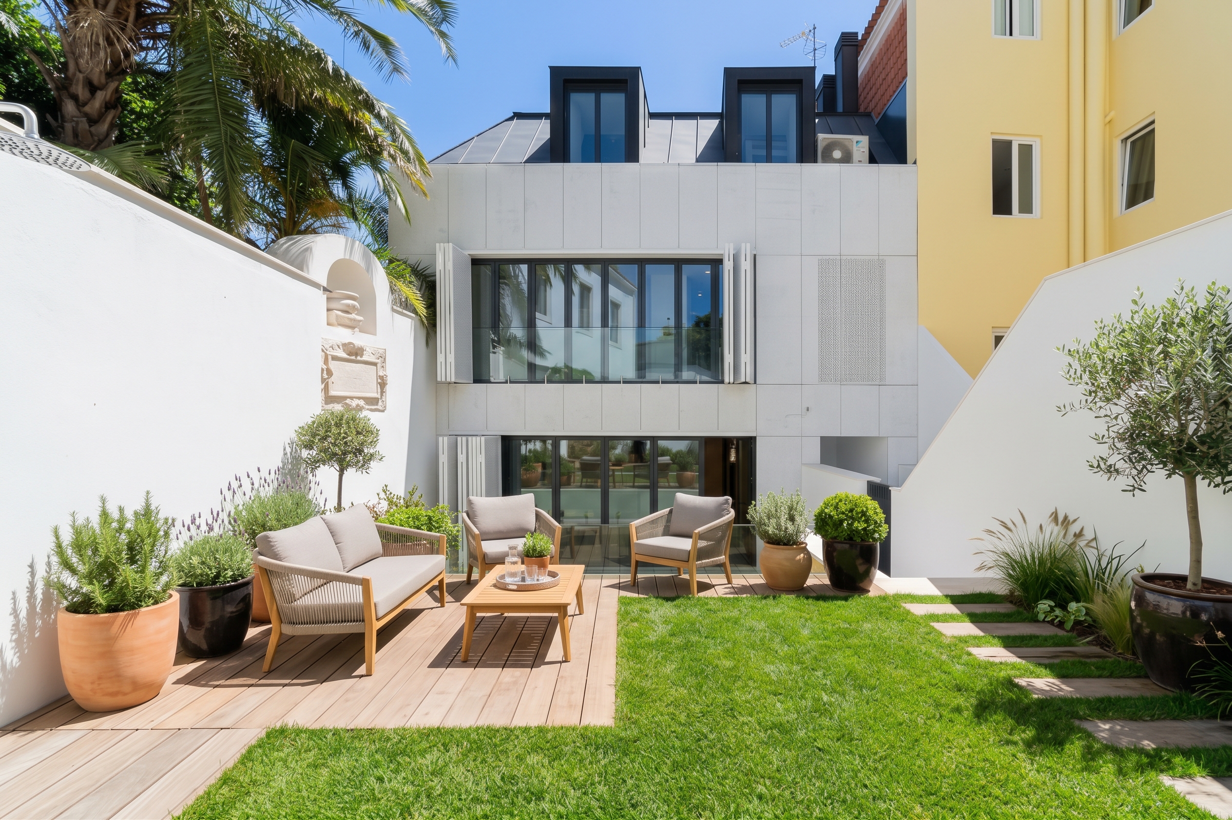 Luxury Villa with Private Pool and Garden in Amoreiras