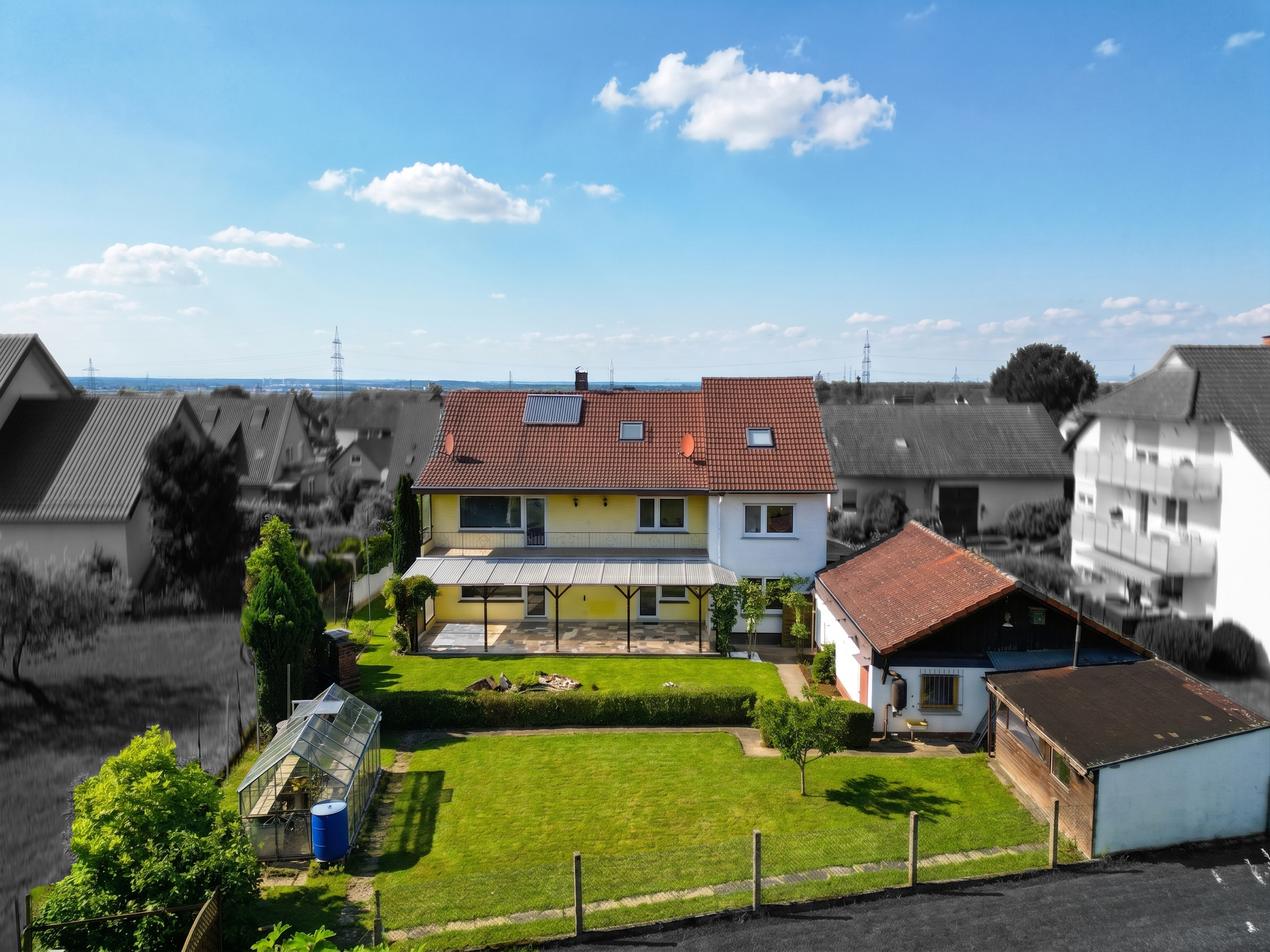 Schönes 3-Fam.-Haus mit Garagen & Garten in zentraler Lage von Hörstein