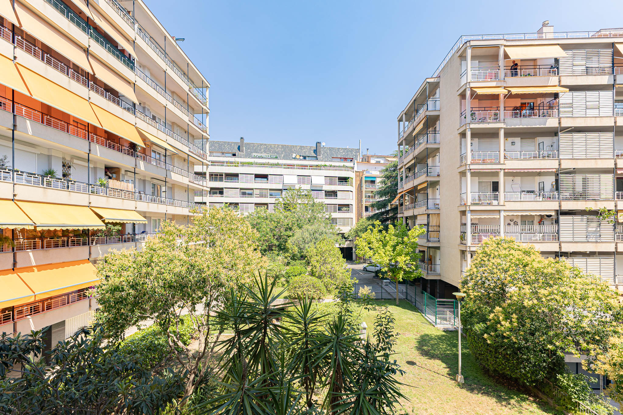 Excellent opportunity to buy a home with great potential in the prestigious Sarrià neighborhood.