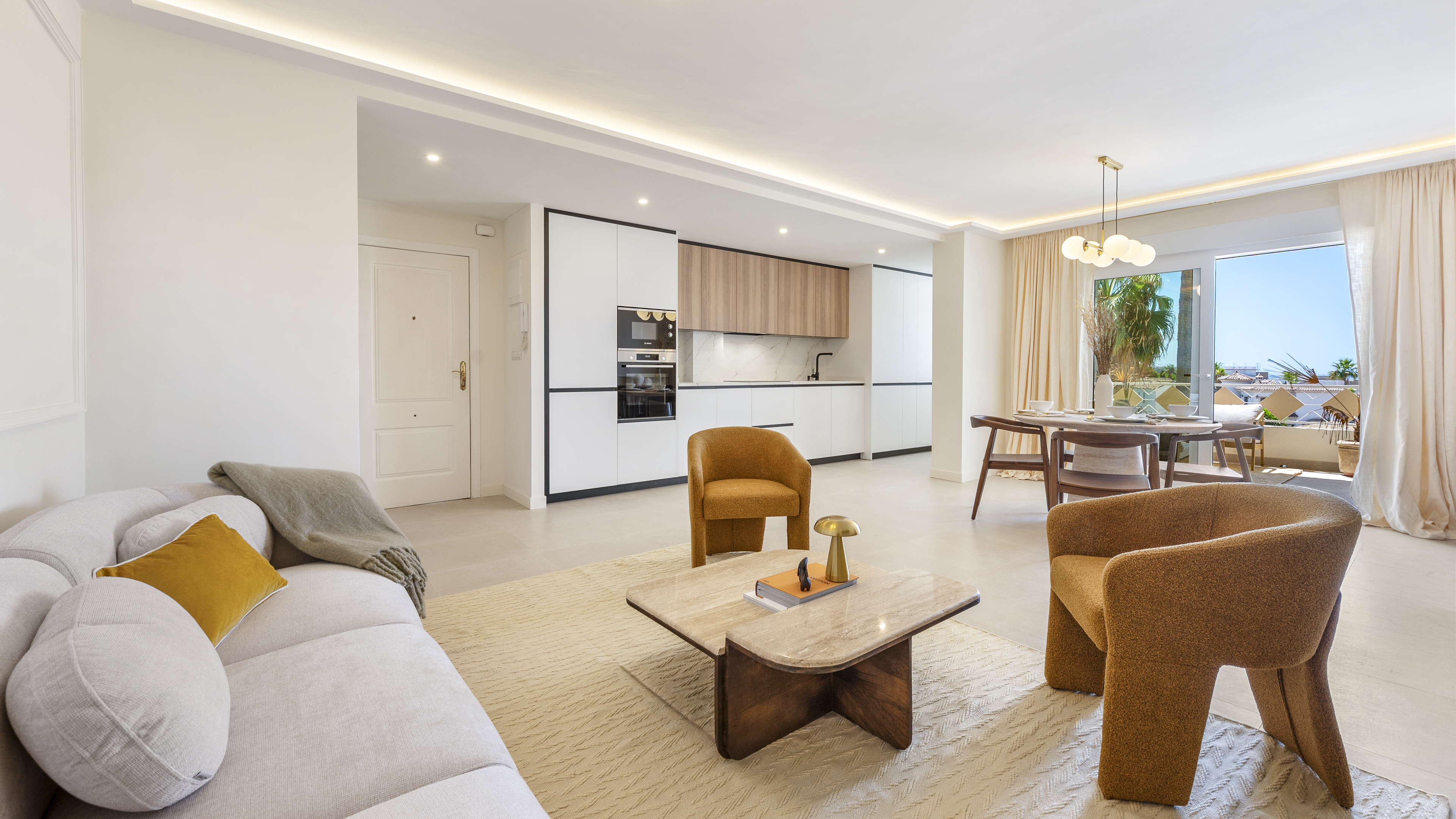 Stylish South-Facing Apartment Close to the Beach in Las Chapas