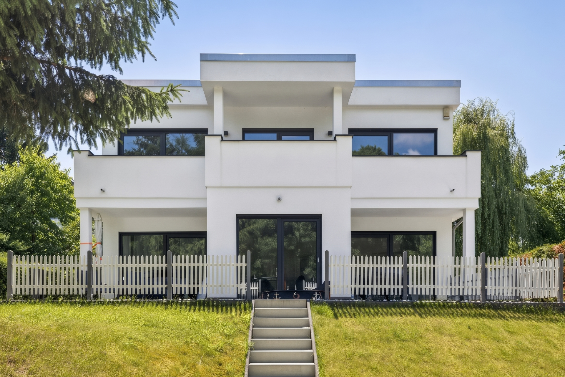 Architektonische Eleganz – Exklusive Bauhausvilla mit privatem Resortgefühl