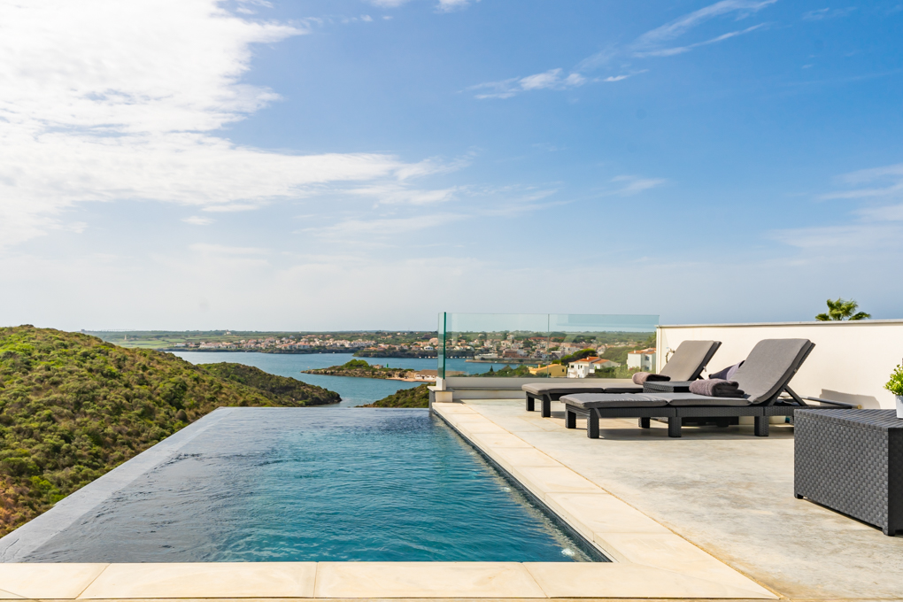 Villa de diseño en Cala Llonga, con vistas al Puerto de Mahón, Menorca