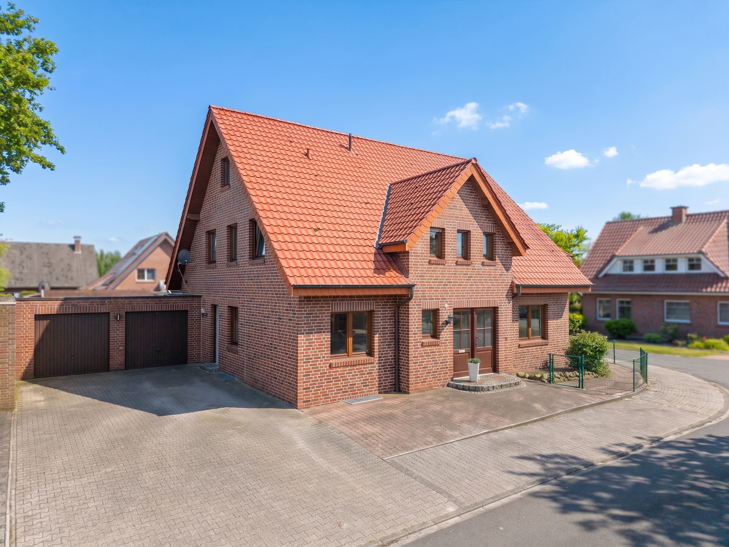 Gepflegtes Zweifamilienhaus mit zwei separaten Wohneinheiten und großem Garten [AI-modified]