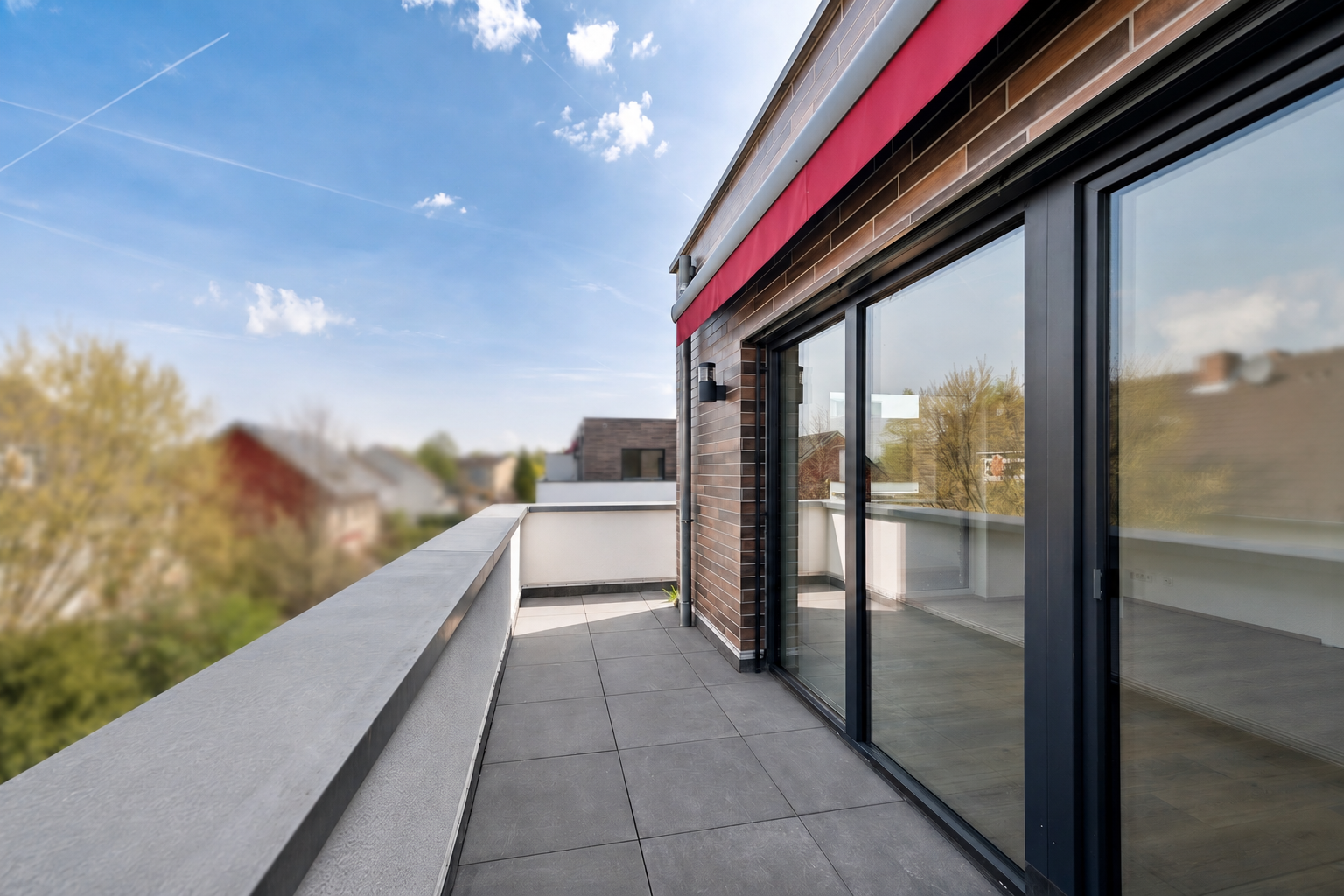 Wohnen mit Weitblick: Stilvolles 2-Zimmer-Staffelgeschoss-Juwel mit umlaufender Dachterrasse
