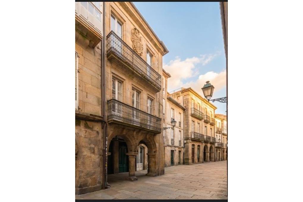 E&V verkauft ganzes Gebäude mitten in der Altstadt von Santiago de Compostela