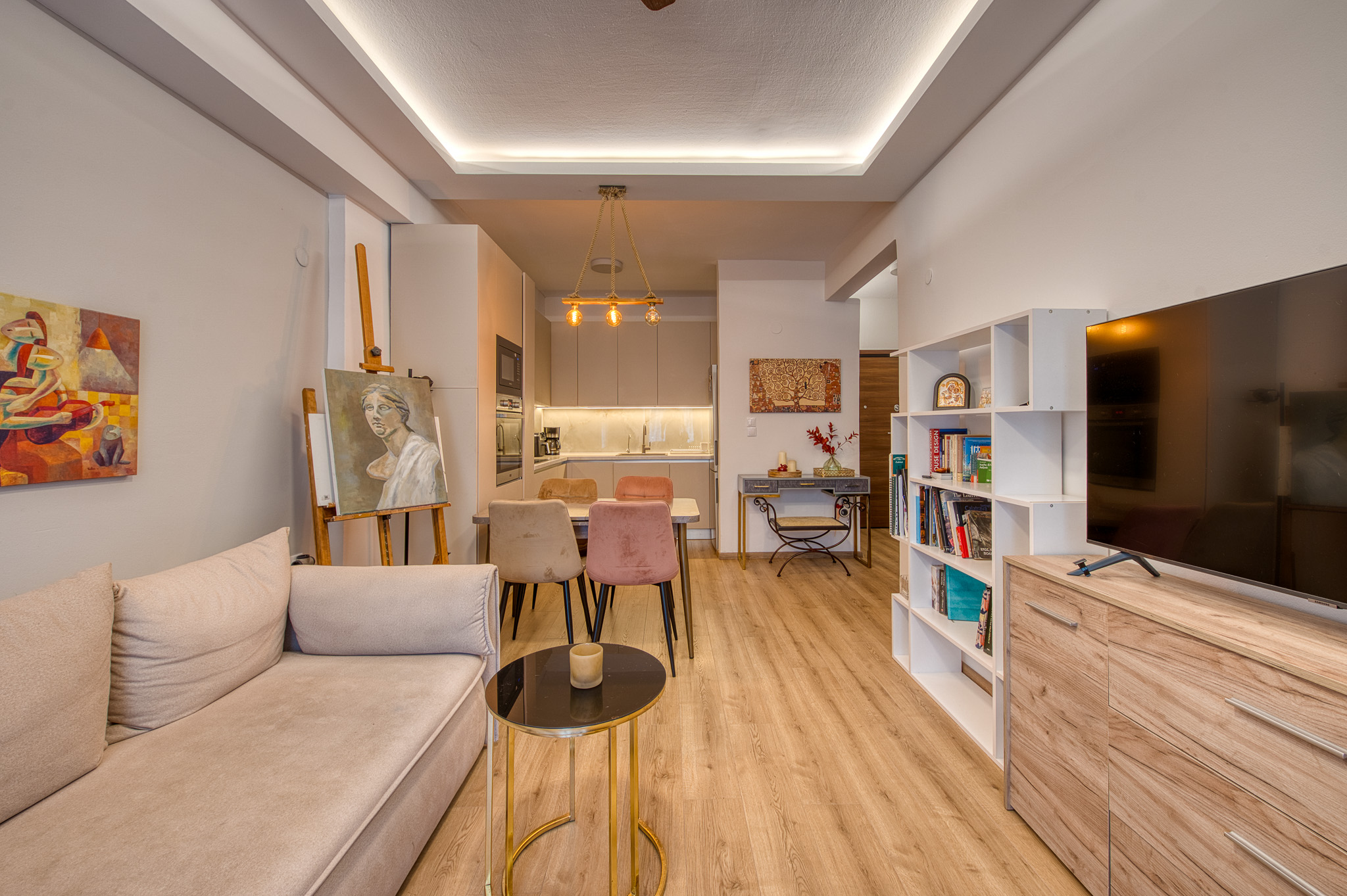 Fully renovated & furnished apartment near the Metro