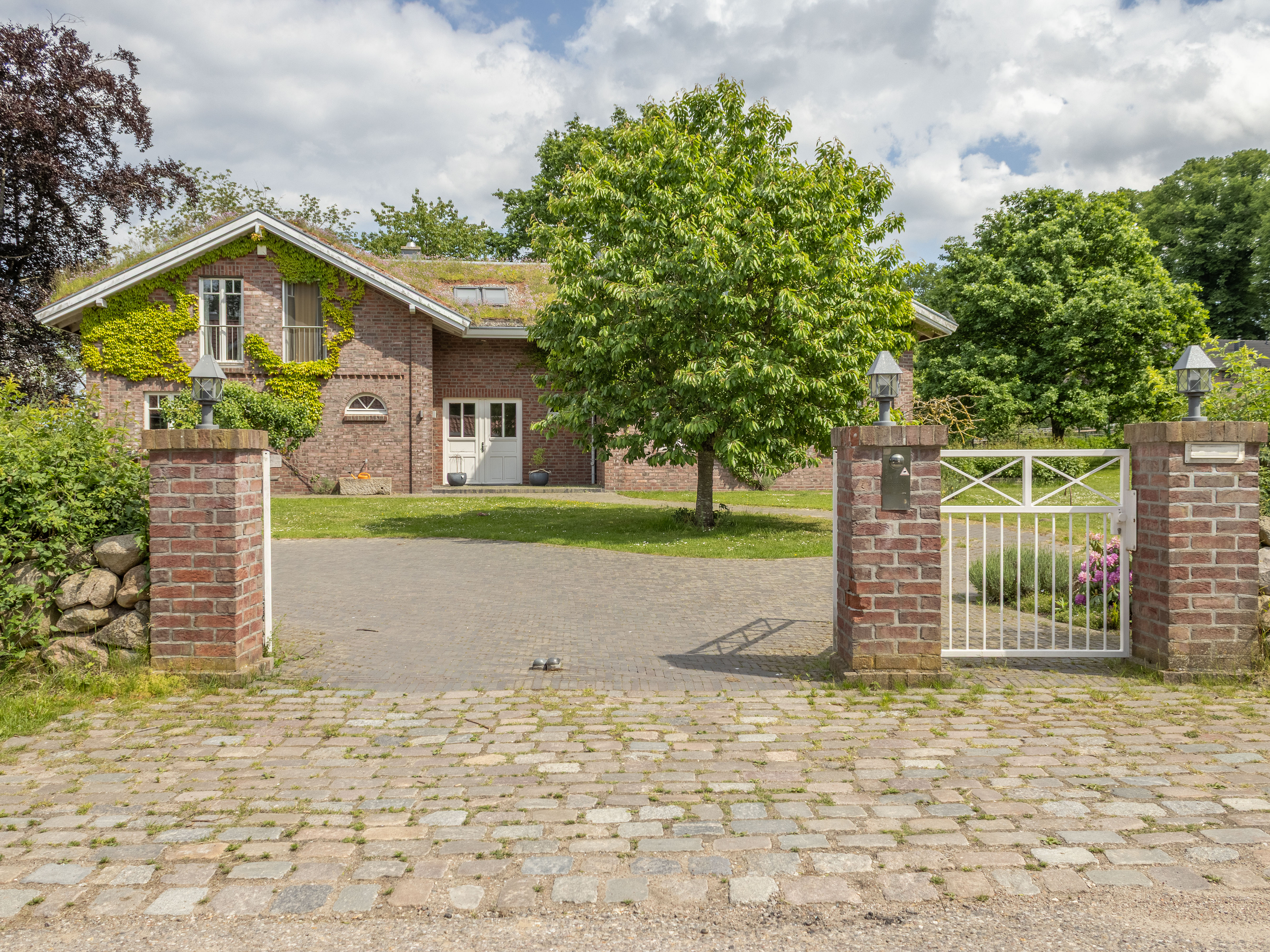 Wo andere Urlaub machen: Wunderschönes Landhaus-Ensemble mit Gästehaus und unverbaubarem See- und Feldblick